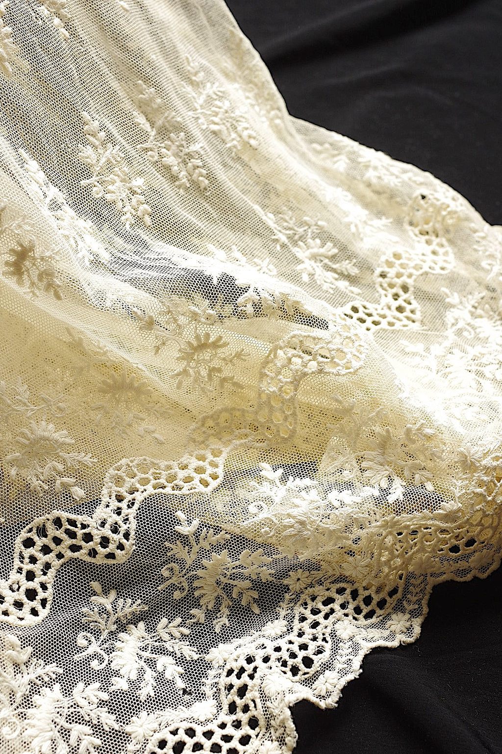 Encaje antiguo (dentelle ancienne) en forma de falda