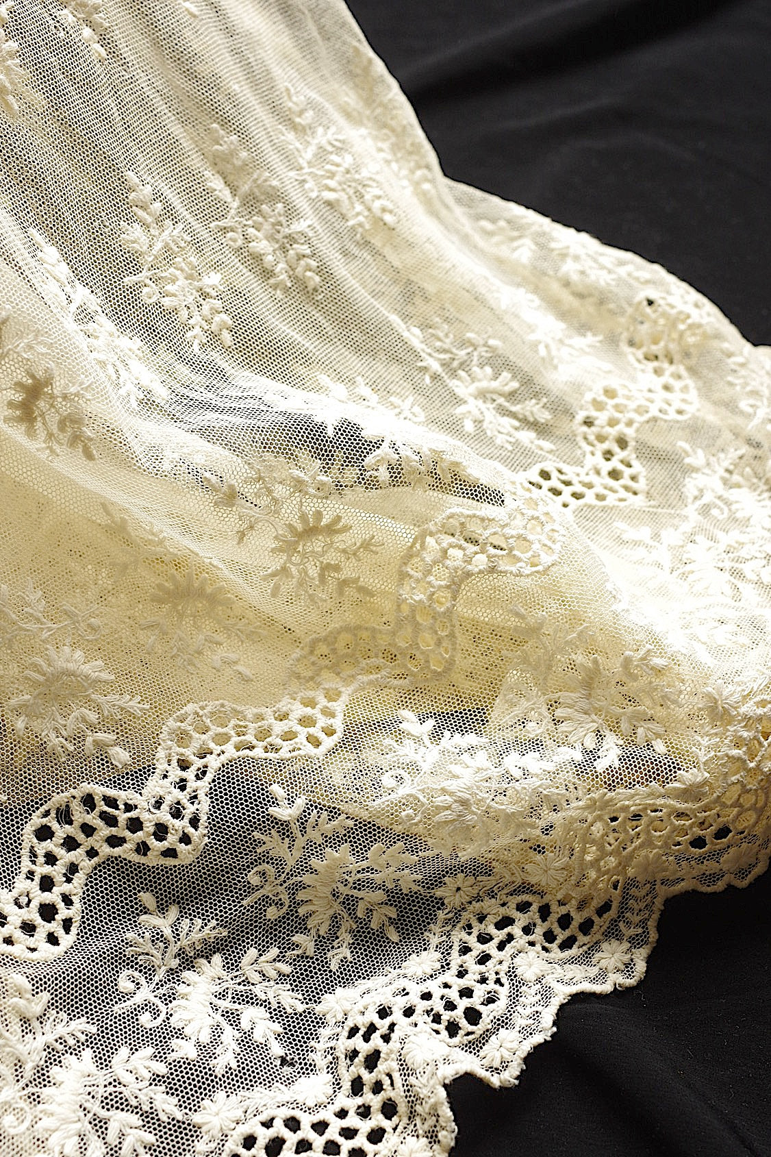 Encaje antiguo (dentelle ancienne) en forma de falda