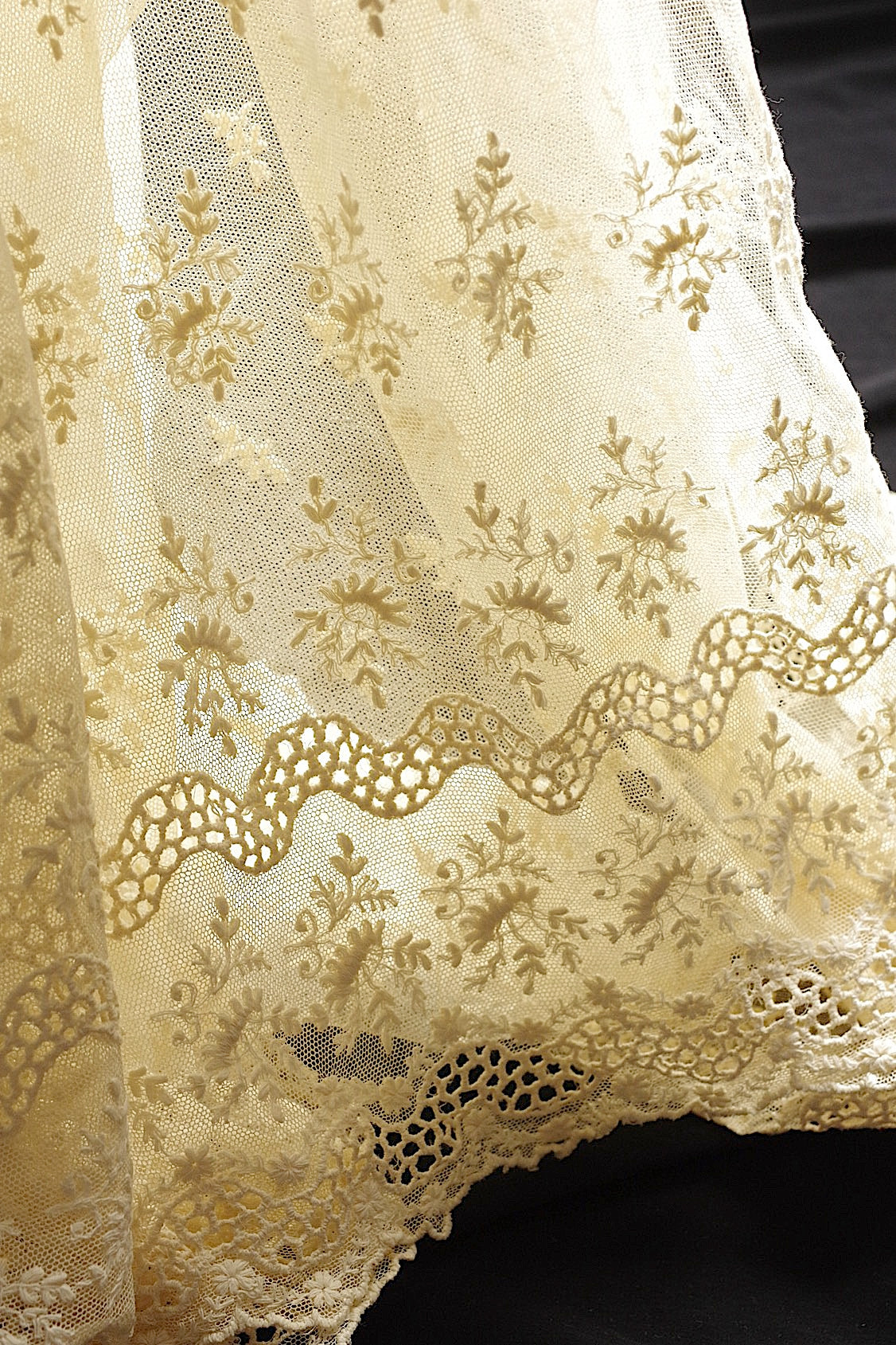 Encaje antiguo (dentelle ancienne) en forma de falda