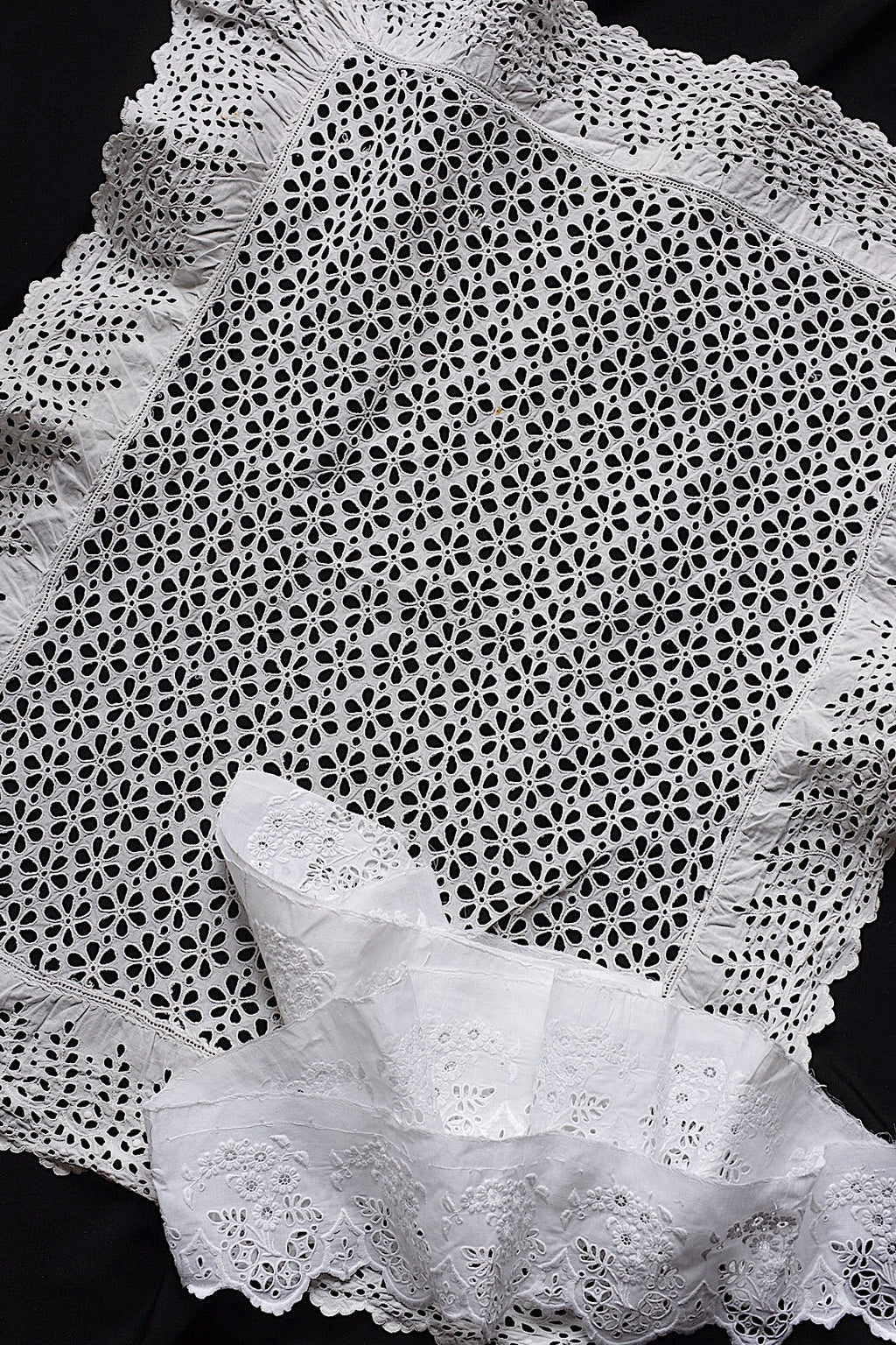 Dentelle ancienne, dentelle ajourée, chutes de dentelle