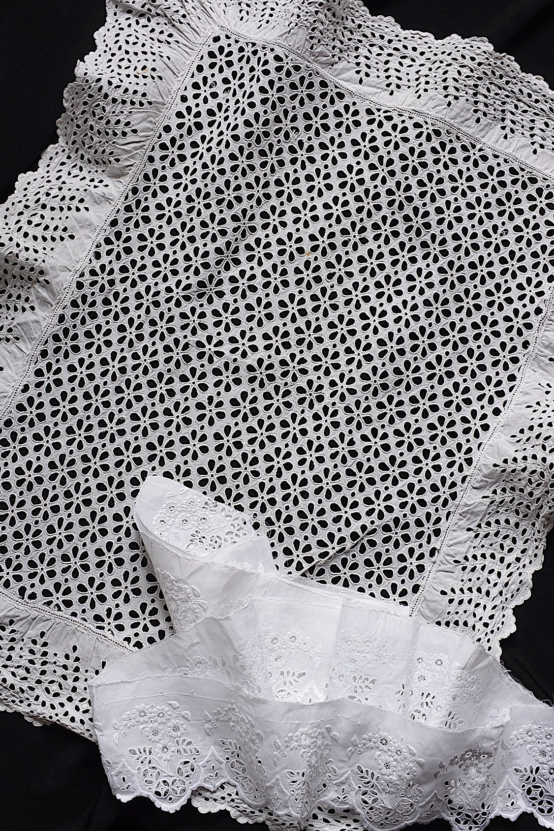 Dentelle ancienne, dentelle ajourée, chutes de dentelle