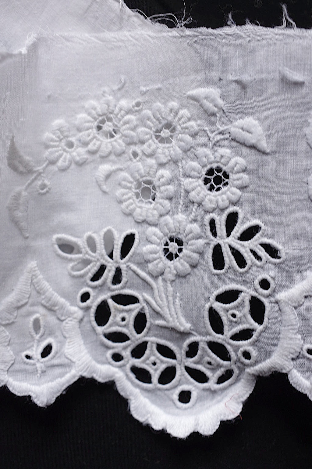 Dentelle ancienne, dentelle ajourée, chutes de dentelle
