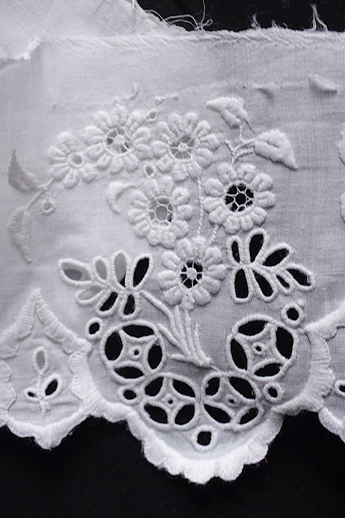Dentelle ancienne, dentelle ajourée, chutes de dentelle