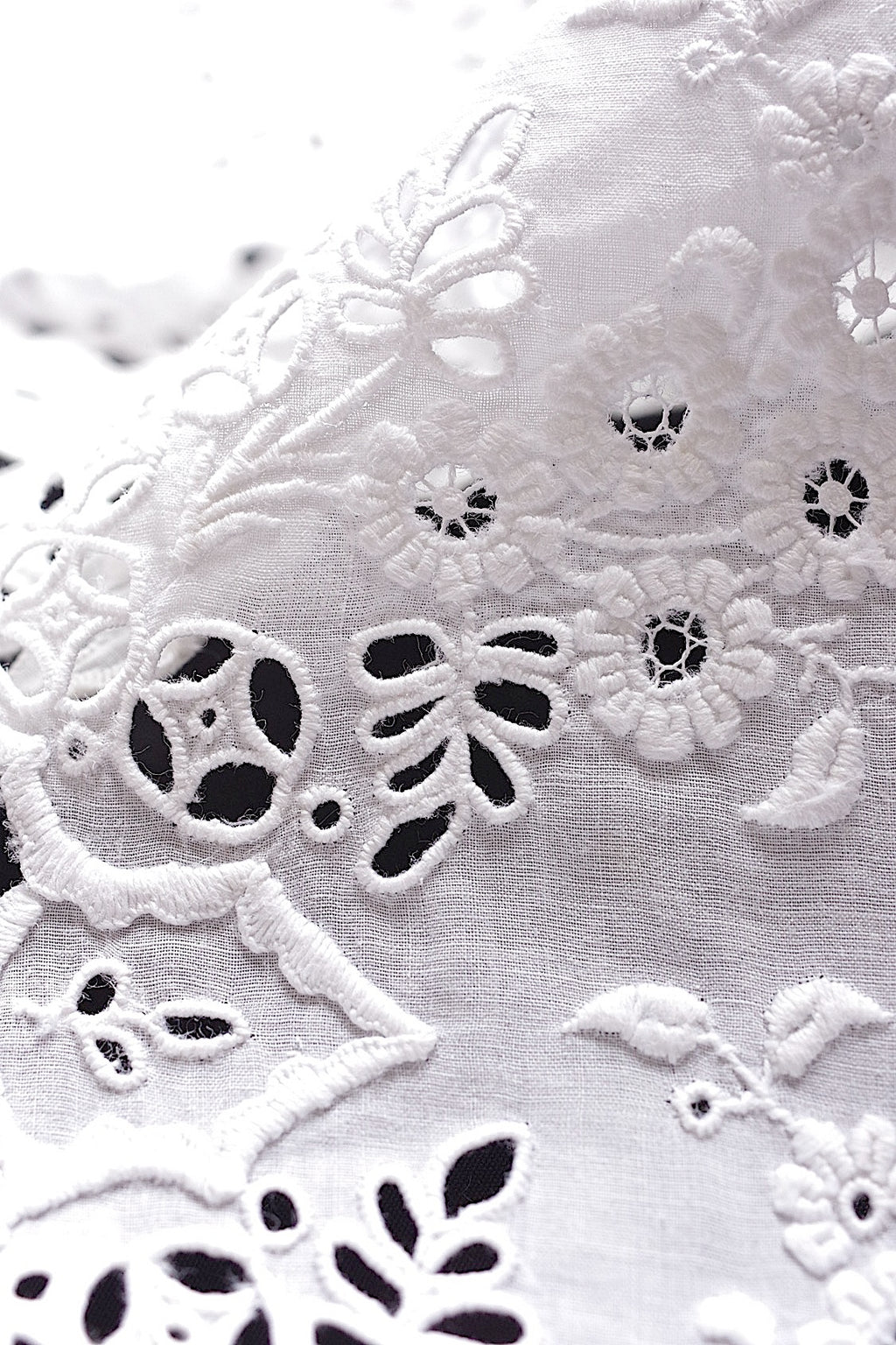 Dentelle ancienne, dentelle ajourée, chutes de dentelle