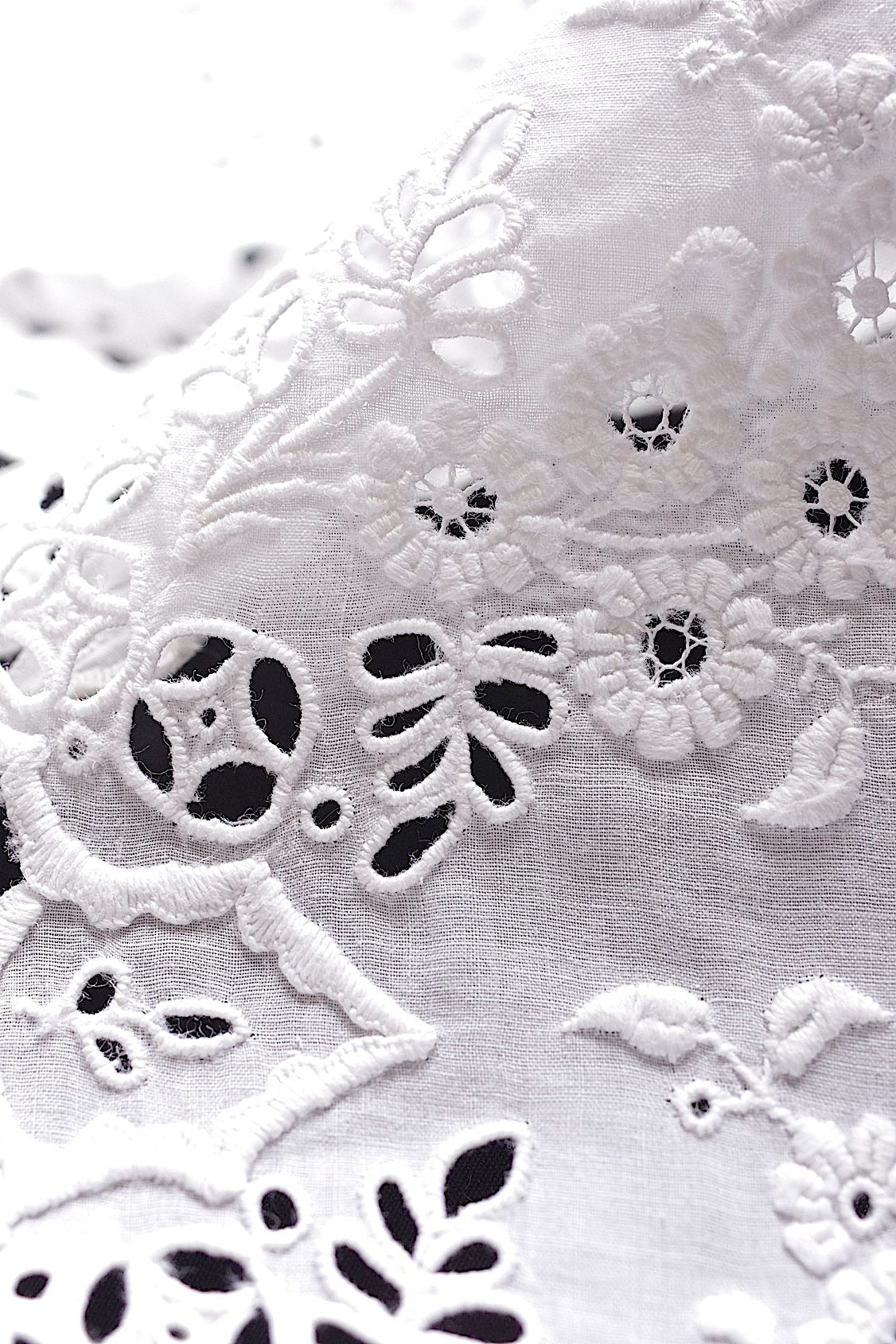 Dentelle ancienne, dentelle ajourée, chutes de dentelle