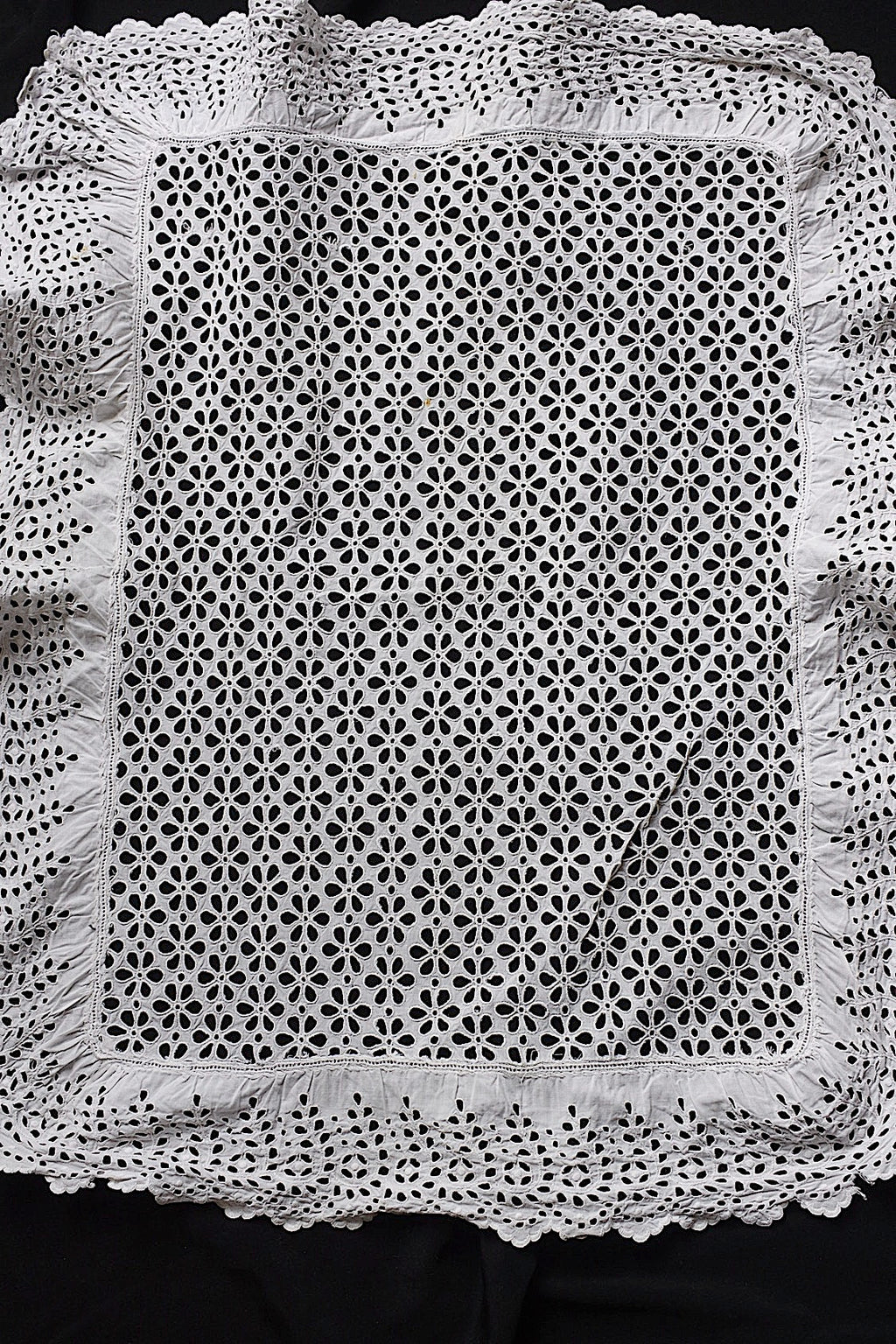 Dentelle ancienne, dentelle ajourée, chutes de dentelle