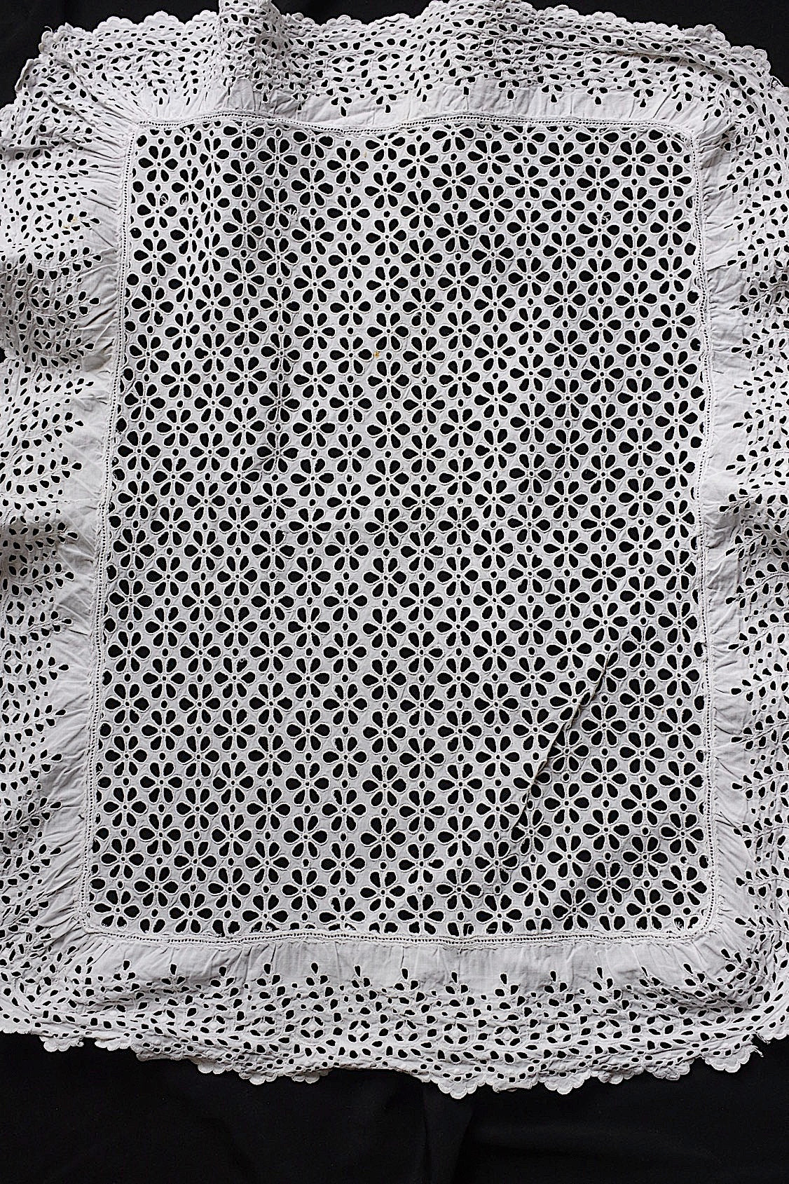 Dentelle ancienne, dentelle ajourée, chutes de dentelle