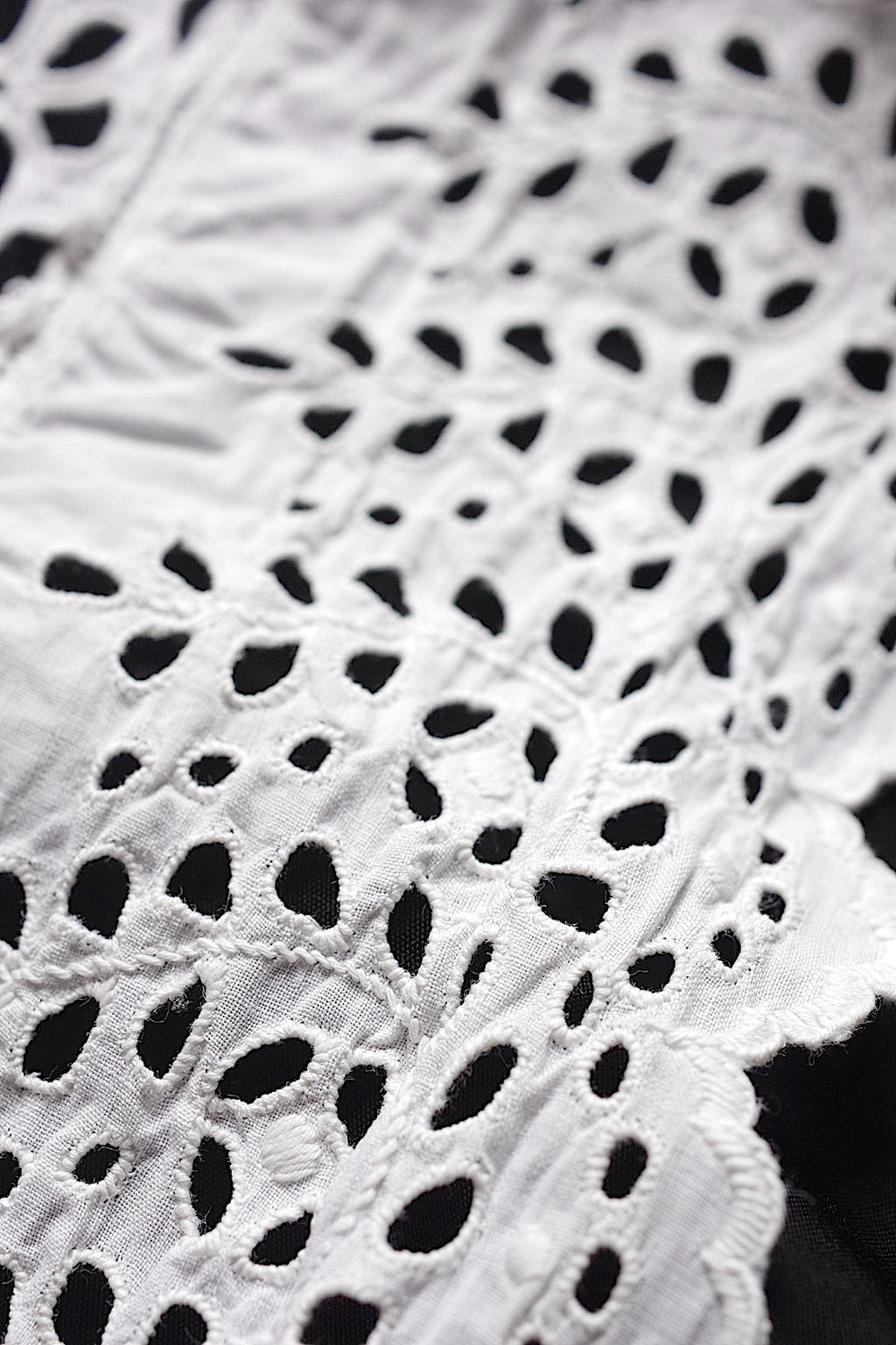 Dentelle ancienne, dentelle ajourée, chutes de dentelle