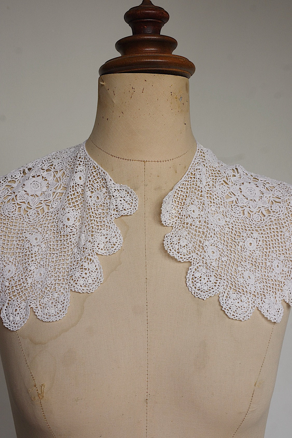 Antique Lace (dentelle ancienne) Crochet Collar