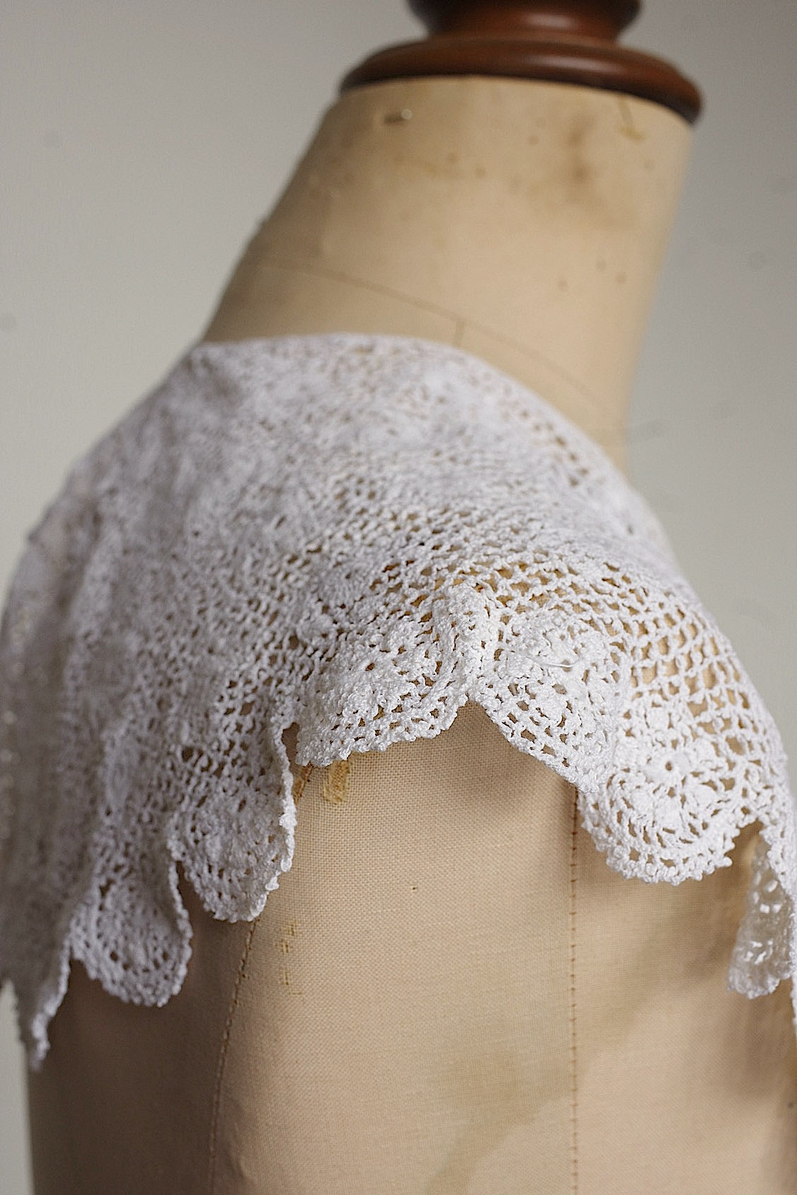 Antique Lace (dentelle ancienne) Crochet Collar