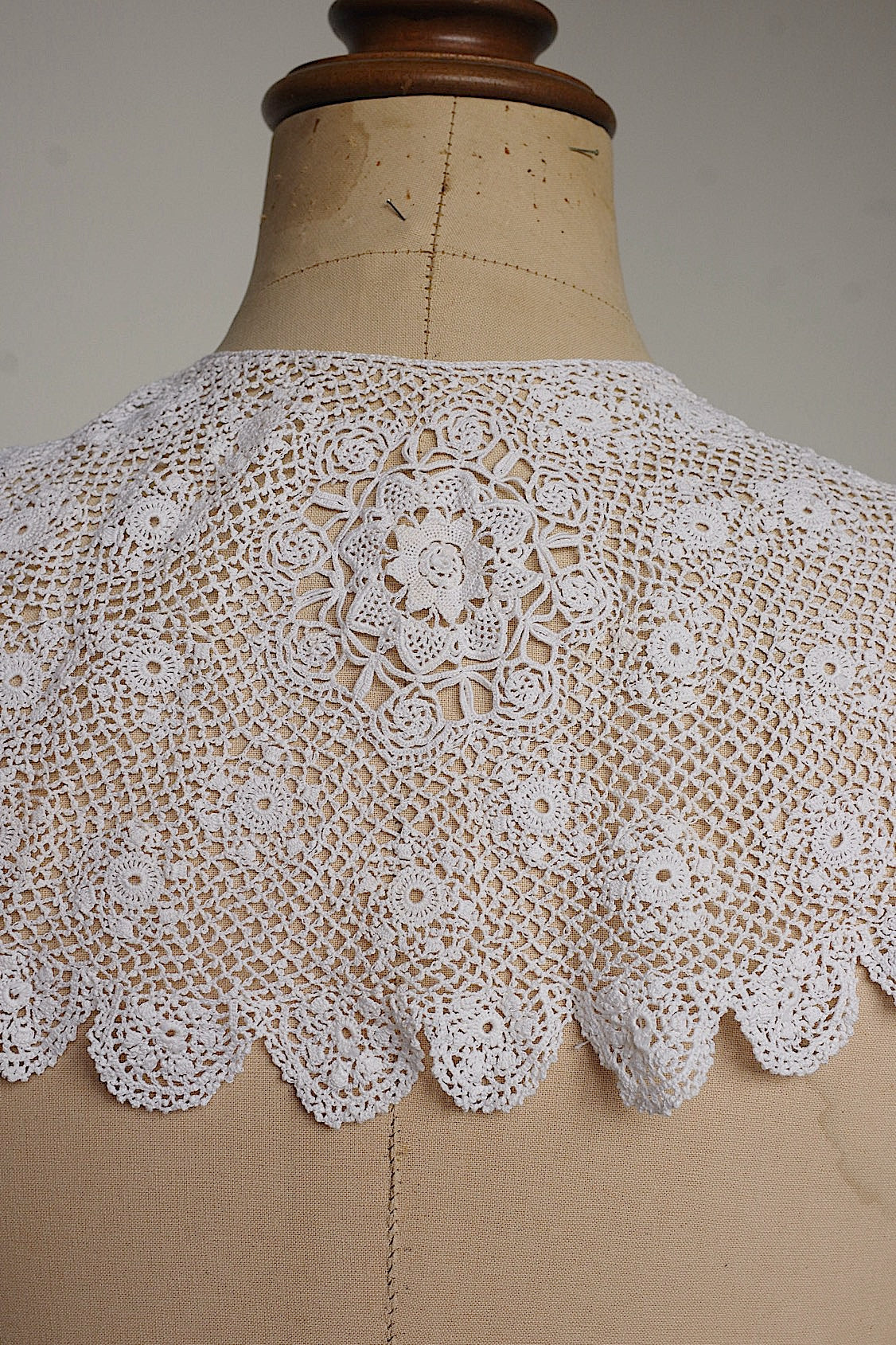 Antique Lace (dentelle ancienne) Crochet Collar