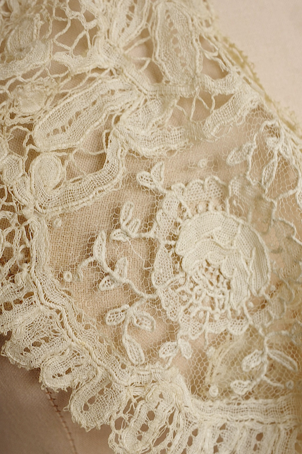 Encaje antiguo (dentelle ancienne) mezcla de Honiton y Bruselas