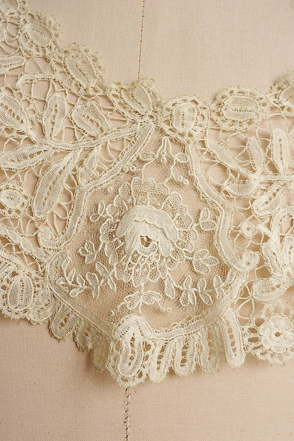 Encaje antiguo (dentelle ancienne) mezcla de Honiton y Bruselas