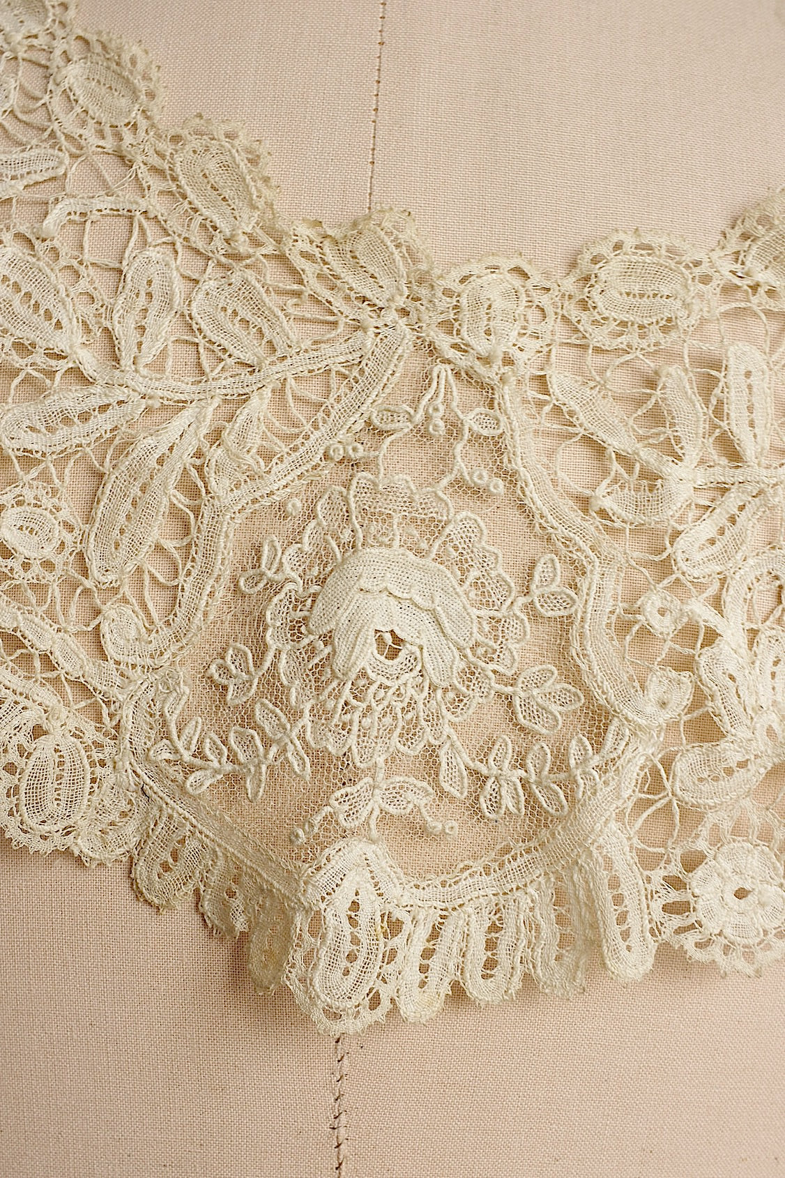 Encaje antiguo (dentelle ancienne) mezcla de Honiton y Bruselas