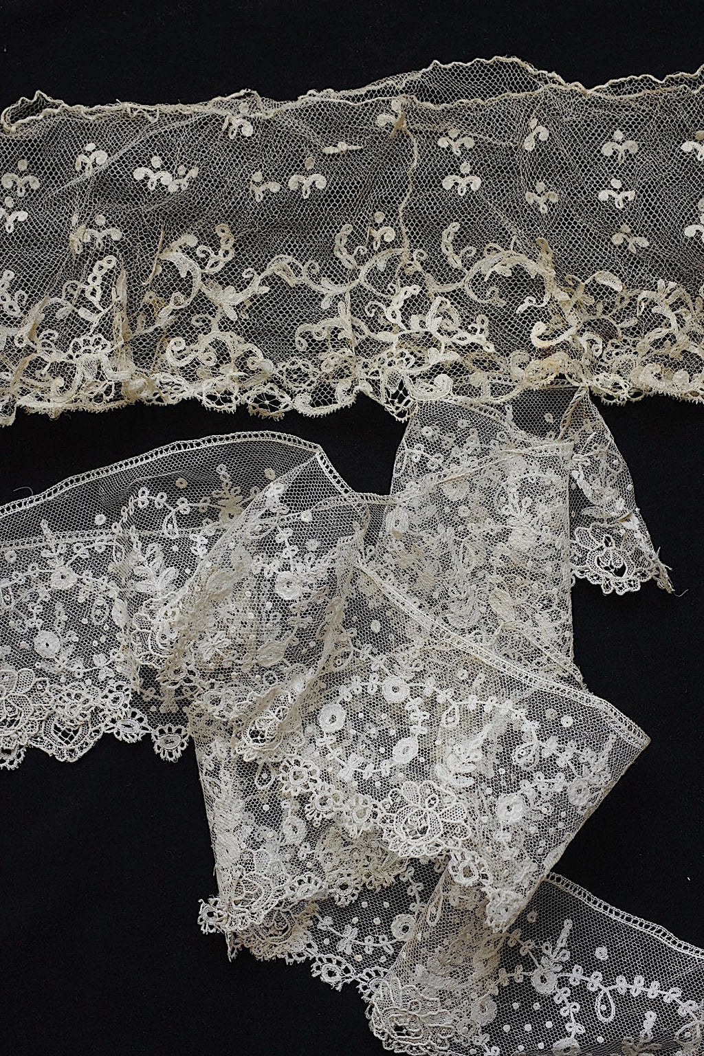 Antique Lace (dentelle ancienne) – 2 Types of Fabric