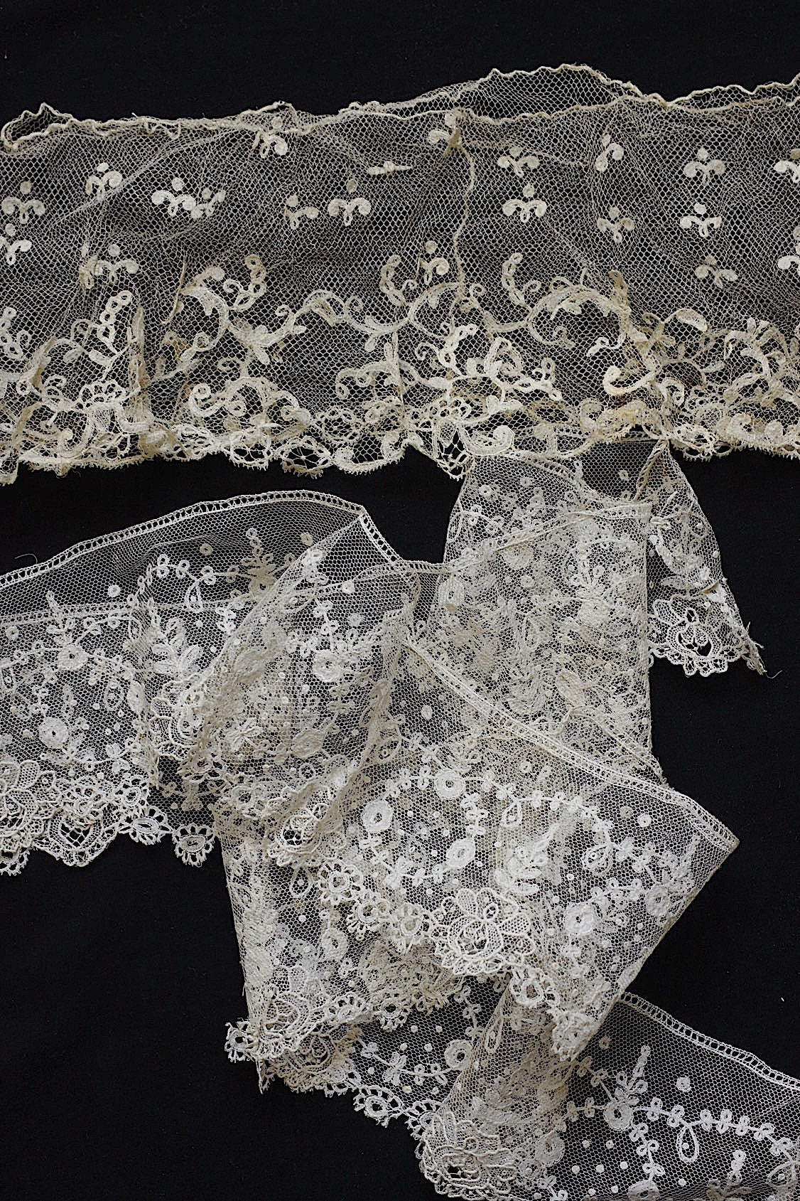 Antique Lace (dentelle ancienne) – 2 Types of Fabric