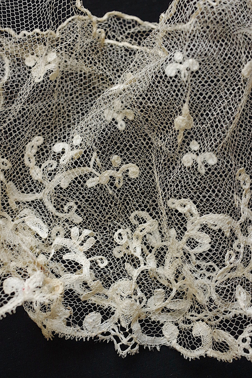 Antique Lace (dentelle ancienne) – 2 Types of Fabric