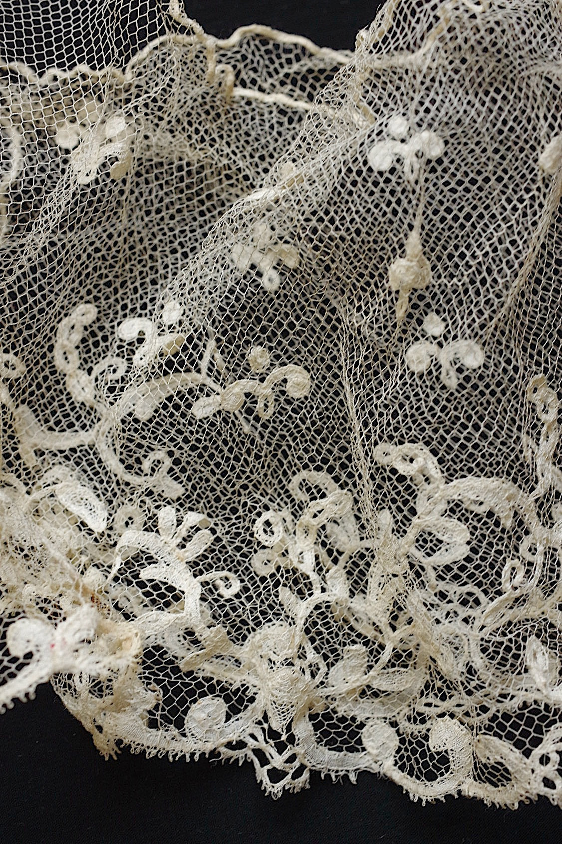 Antique Lace (dentelle ancienne) – 2 Types of Fabric