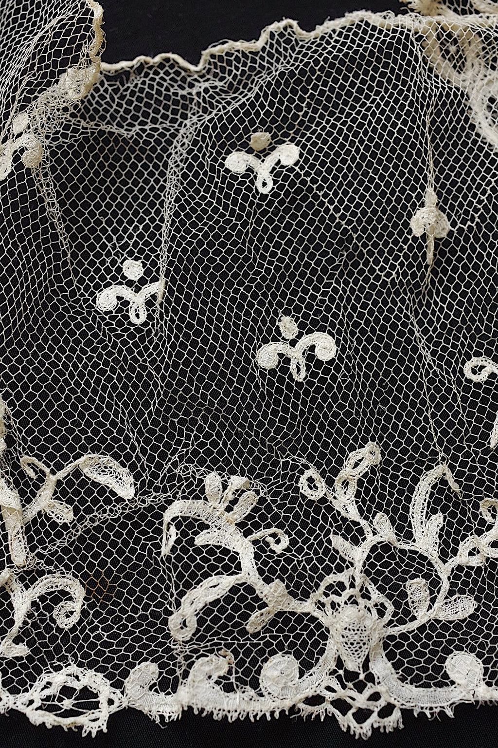 Antique Lace (dentelle ancienne) – 2 Types of Fabric