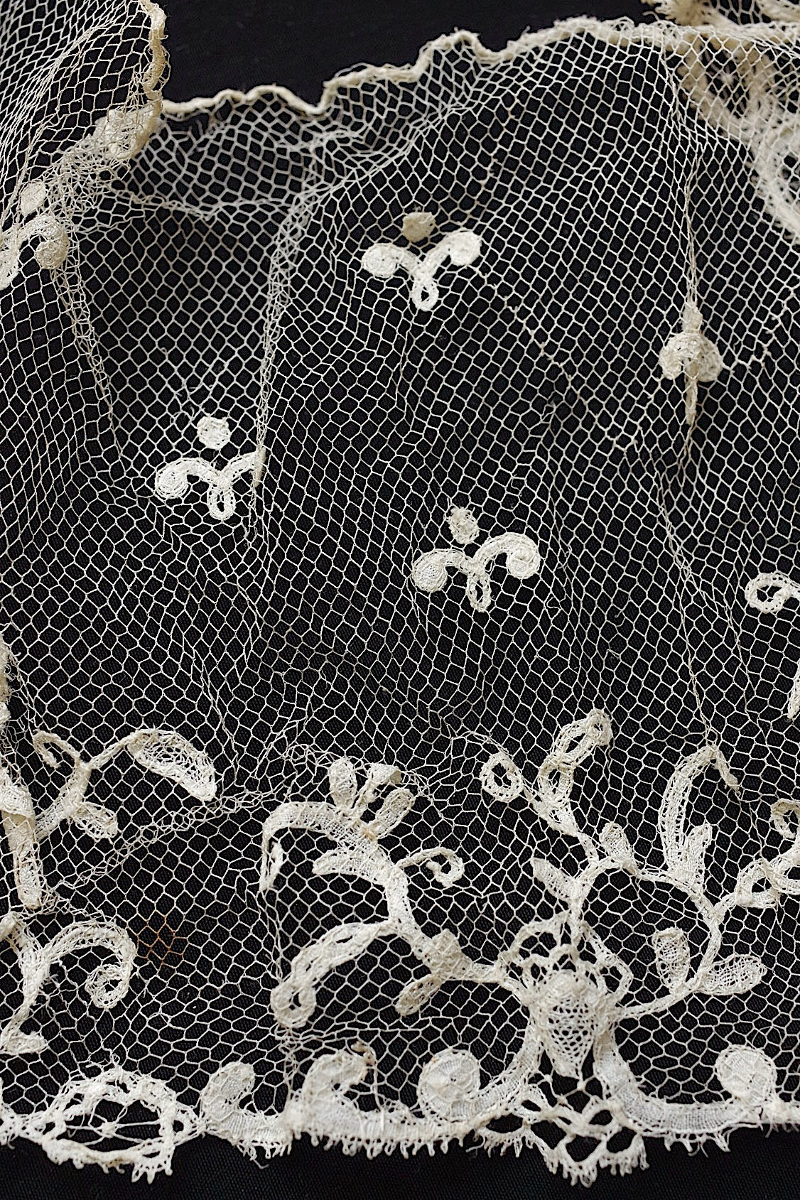 Antique Lace (dentelle ancienne) – 2 Types of Fabric