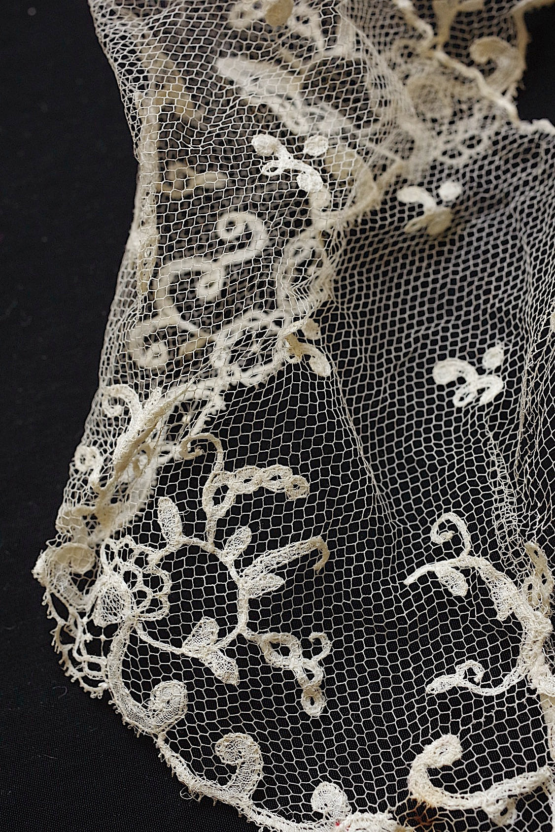 Antique Lace (dentelle ancienne) – 2 Types of Fabric