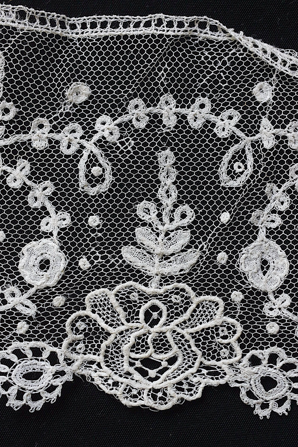 Antique Lace (dentelle ancienne) – 2 Types of Fabric