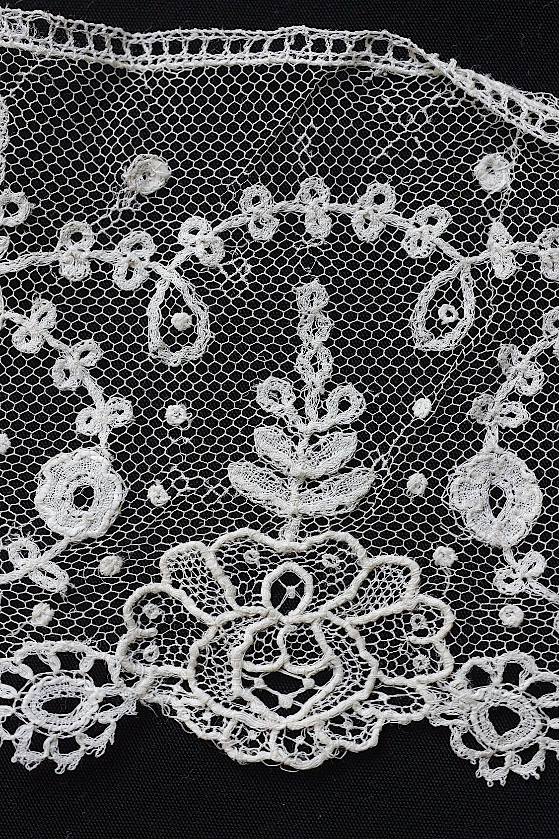 Antique Lace (dentelle ancienne) – 2 Types of Fabric