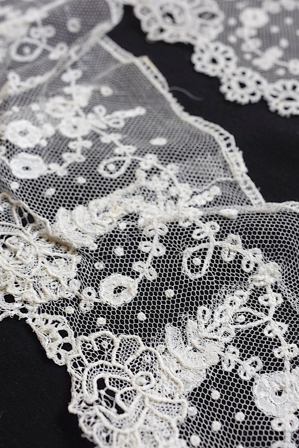 Antique Lace (dentelle ancienne) – 2 Types of Fabric