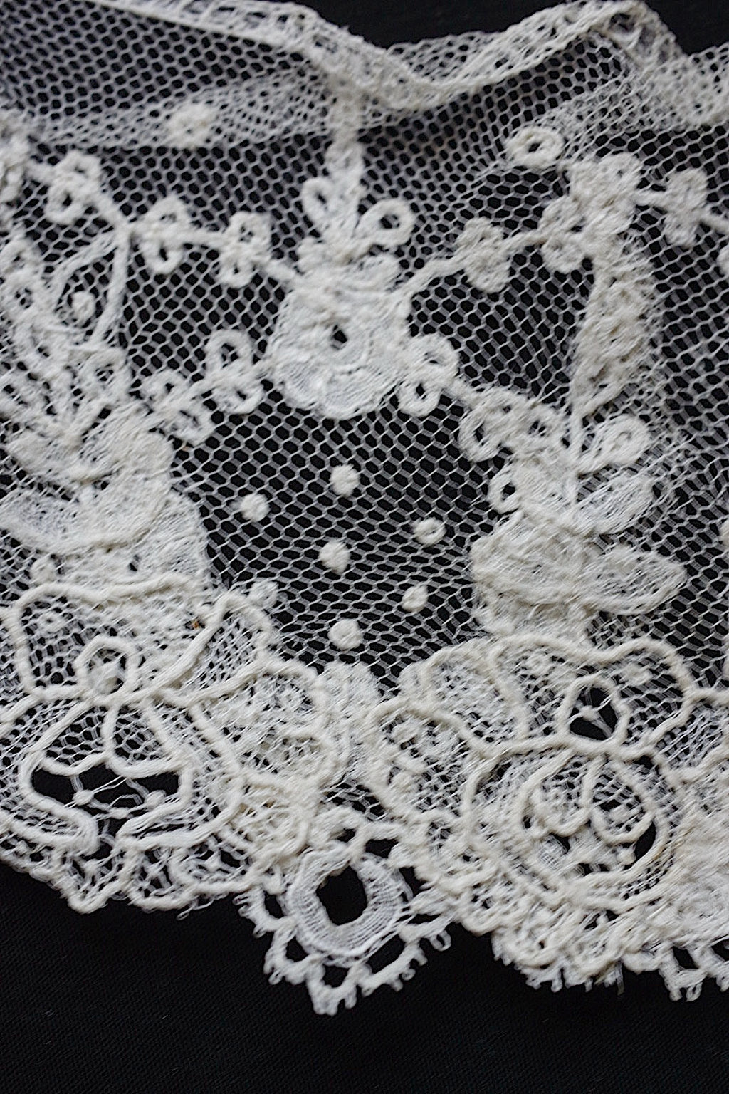 Antique Lace (dentelle ancienne) – 2 Types of Fabric