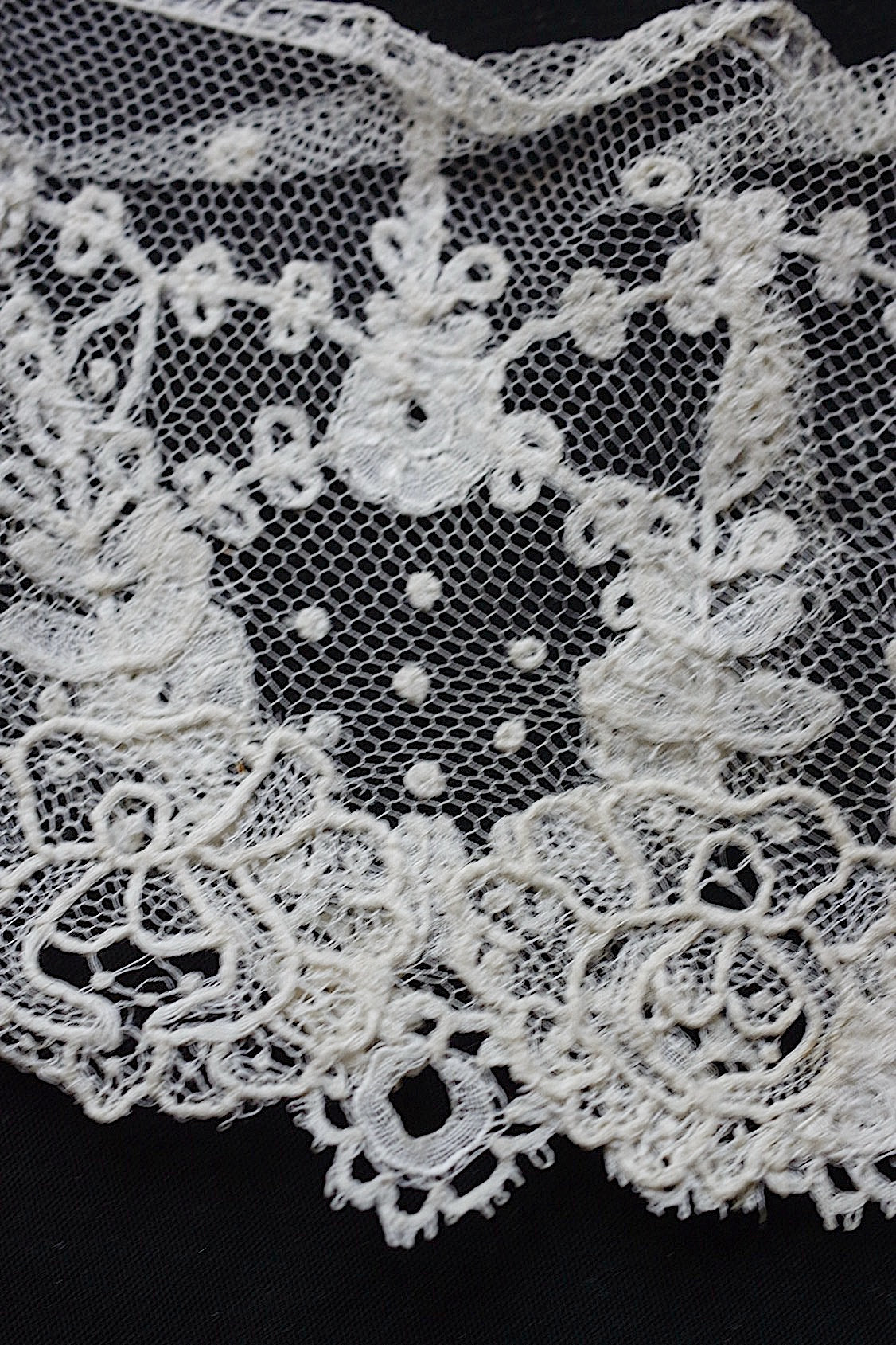 Antique Lace (dentelle ancienne) – 2 Types of Fabric