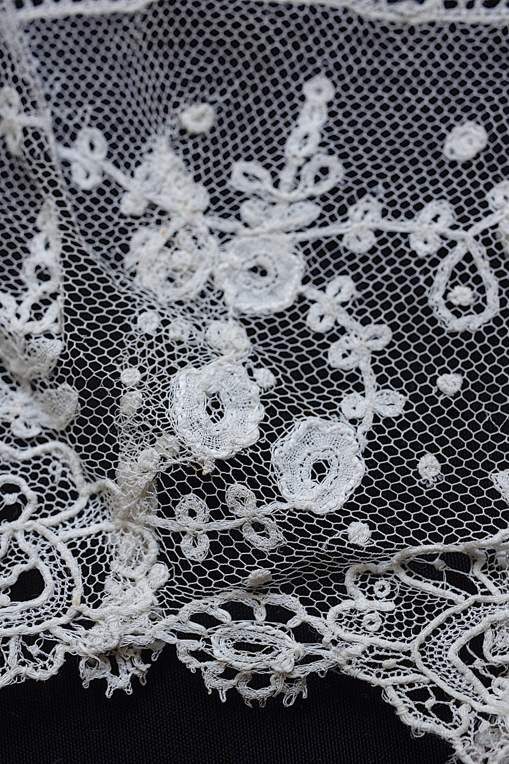 Antique Lace (dentelle ancienne) – 2 Types of Fabric