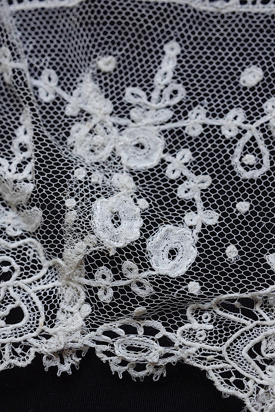 Antique Lace (dentelle ancienne) – 2 Types of Fabric
