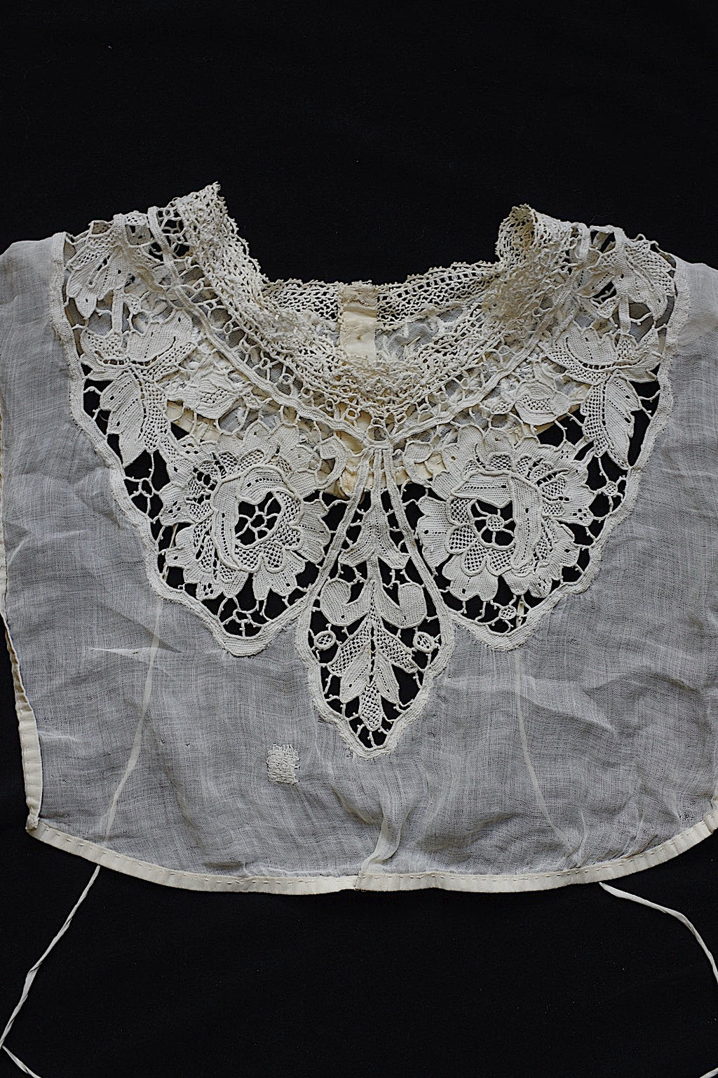 Antique Lace: Dentelle Ancienne Plastron