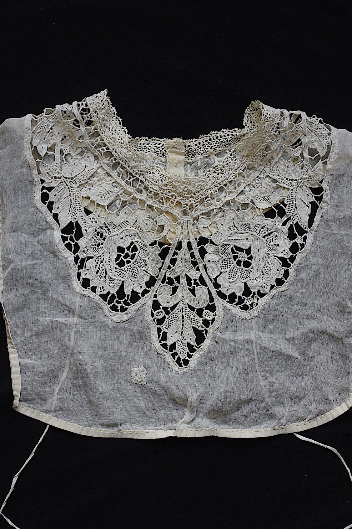 Antique Lace: Dentelle Ancienne Plastron