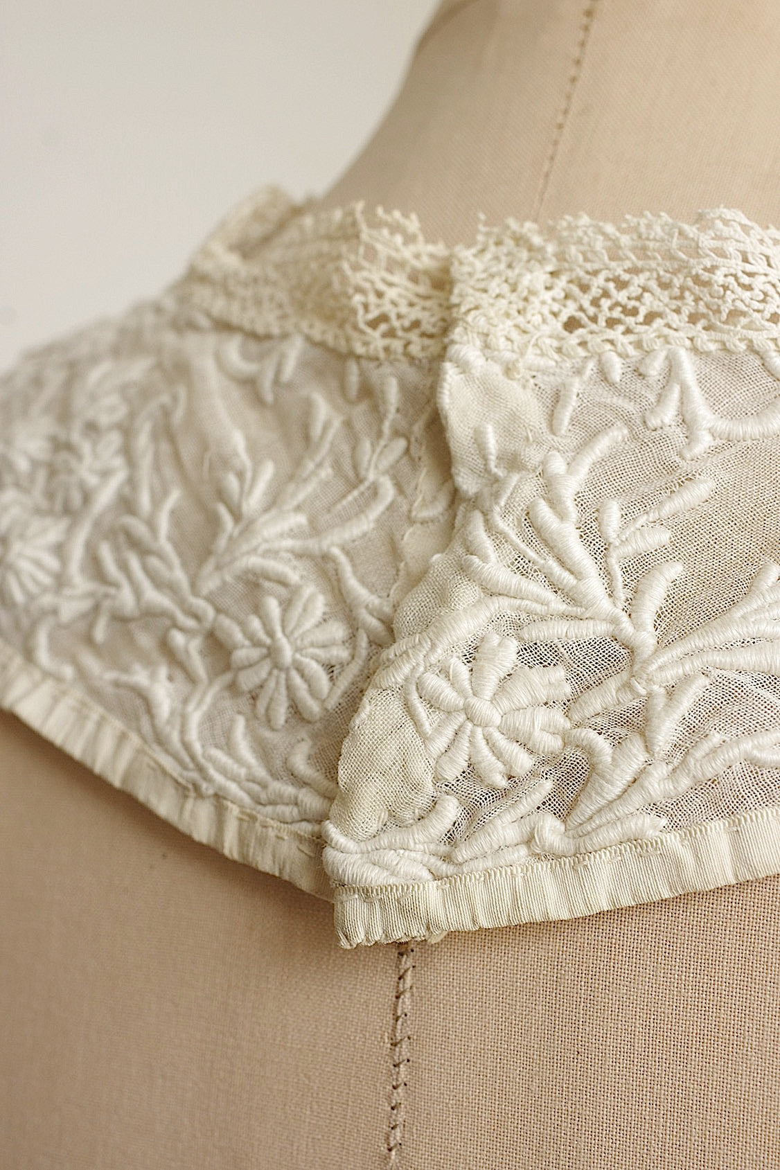 Antique Lace: Dentelle Ancienne Plastron