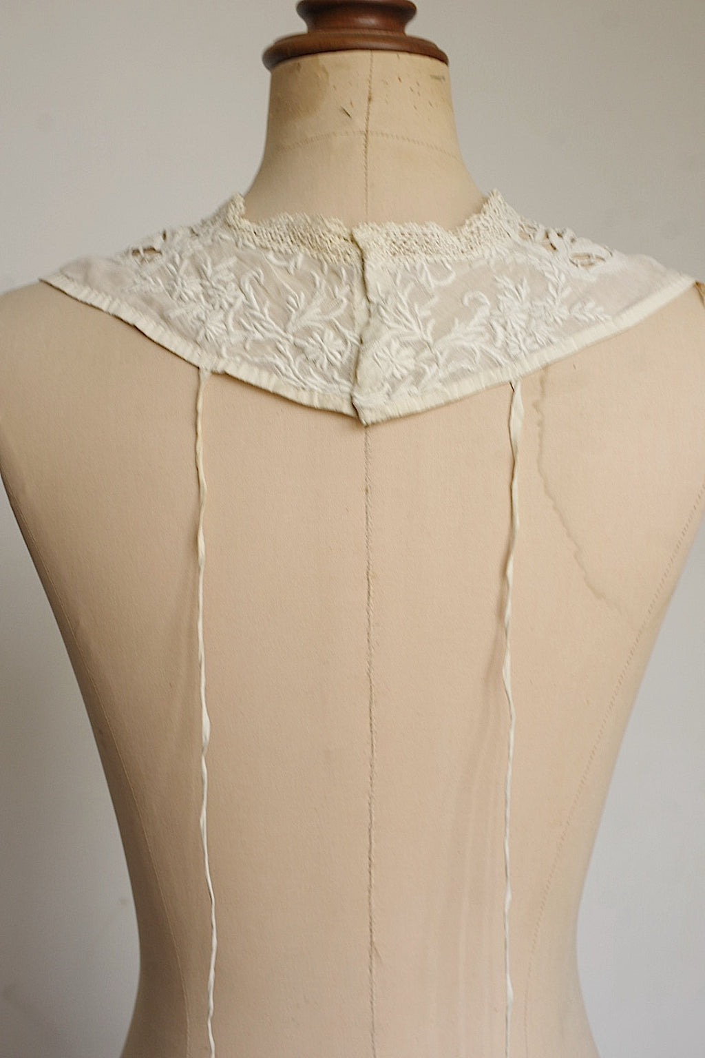 Antique Lace: Dentelle Ancienne Plastron