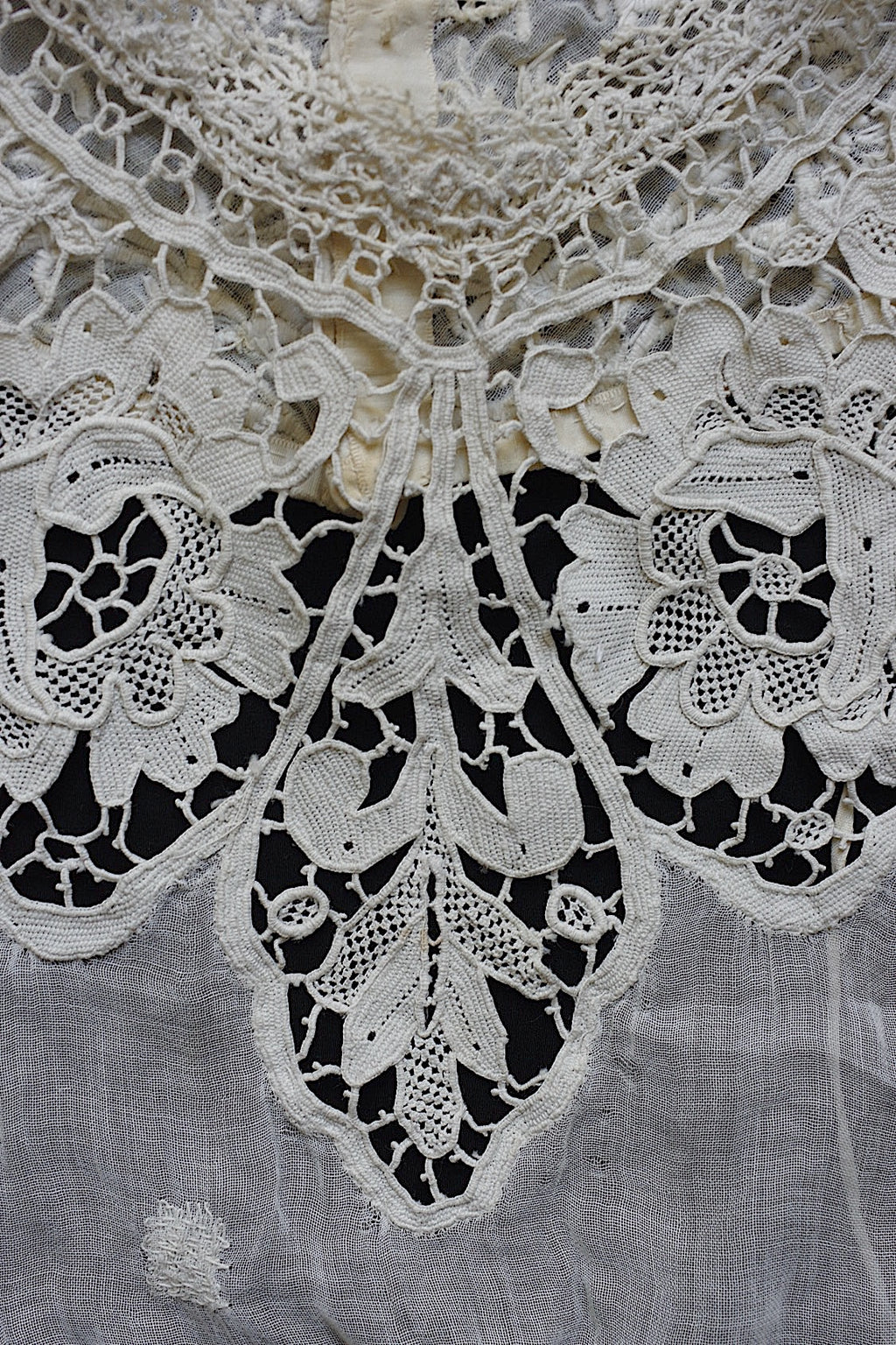 Antique Lace: Dentelle Ancienne Plastron