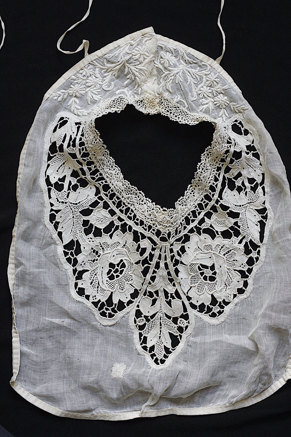Antique Lace: Dentelle Ancienne Plastron