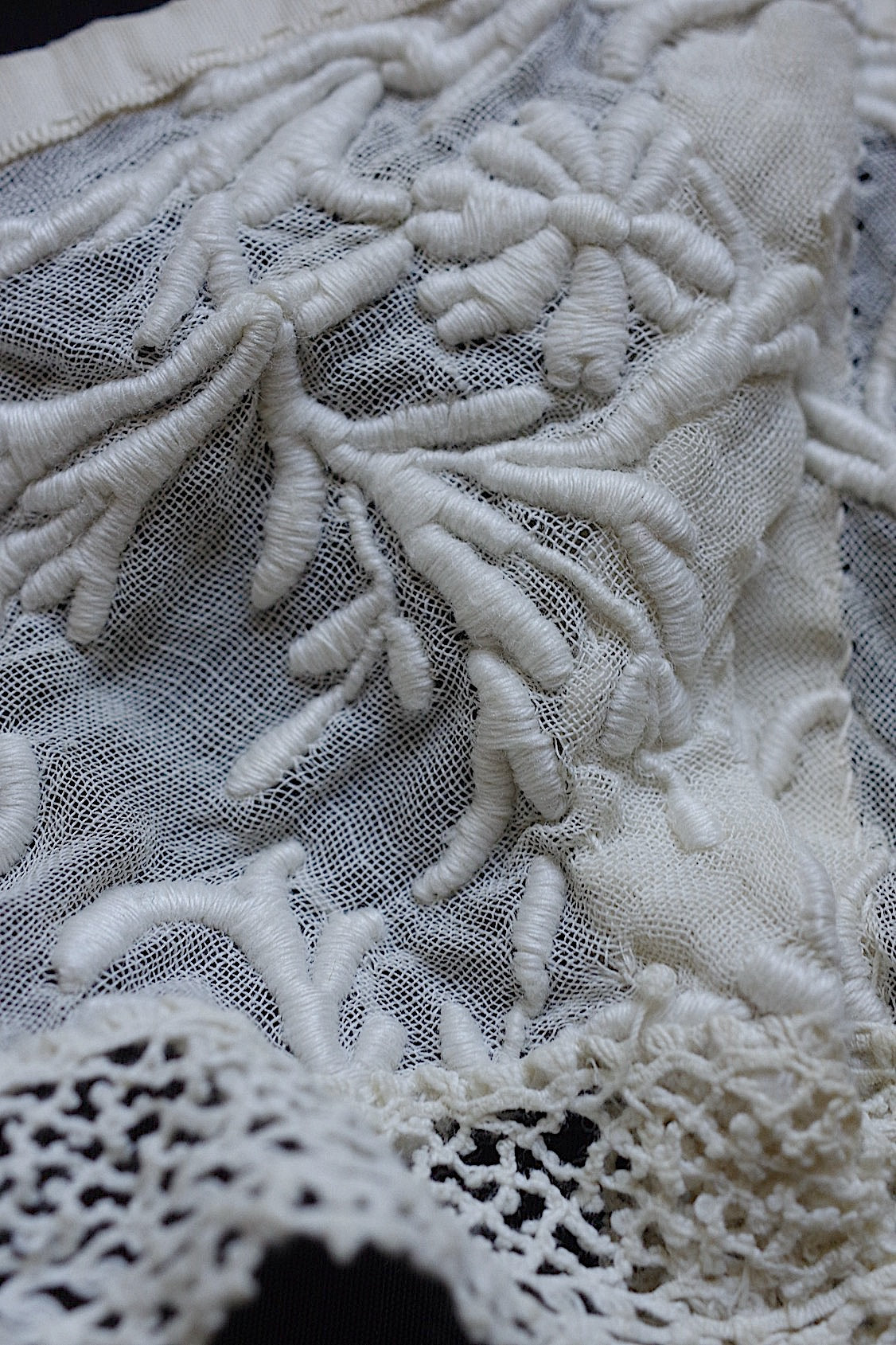 Antique Lace: Dentelle Ancienne Plastron