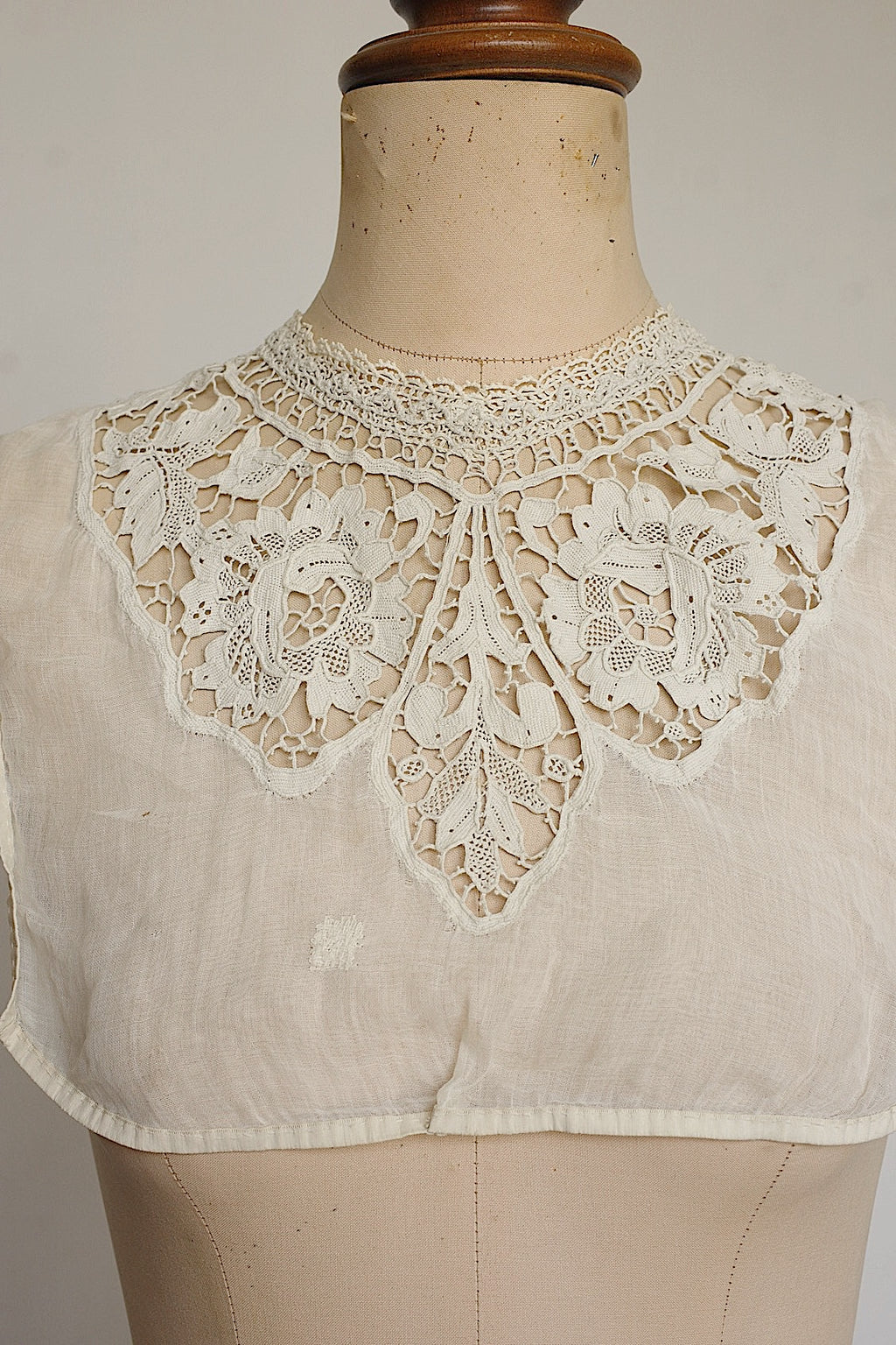 Antique Lace: Dentelle Ancienne Plastron