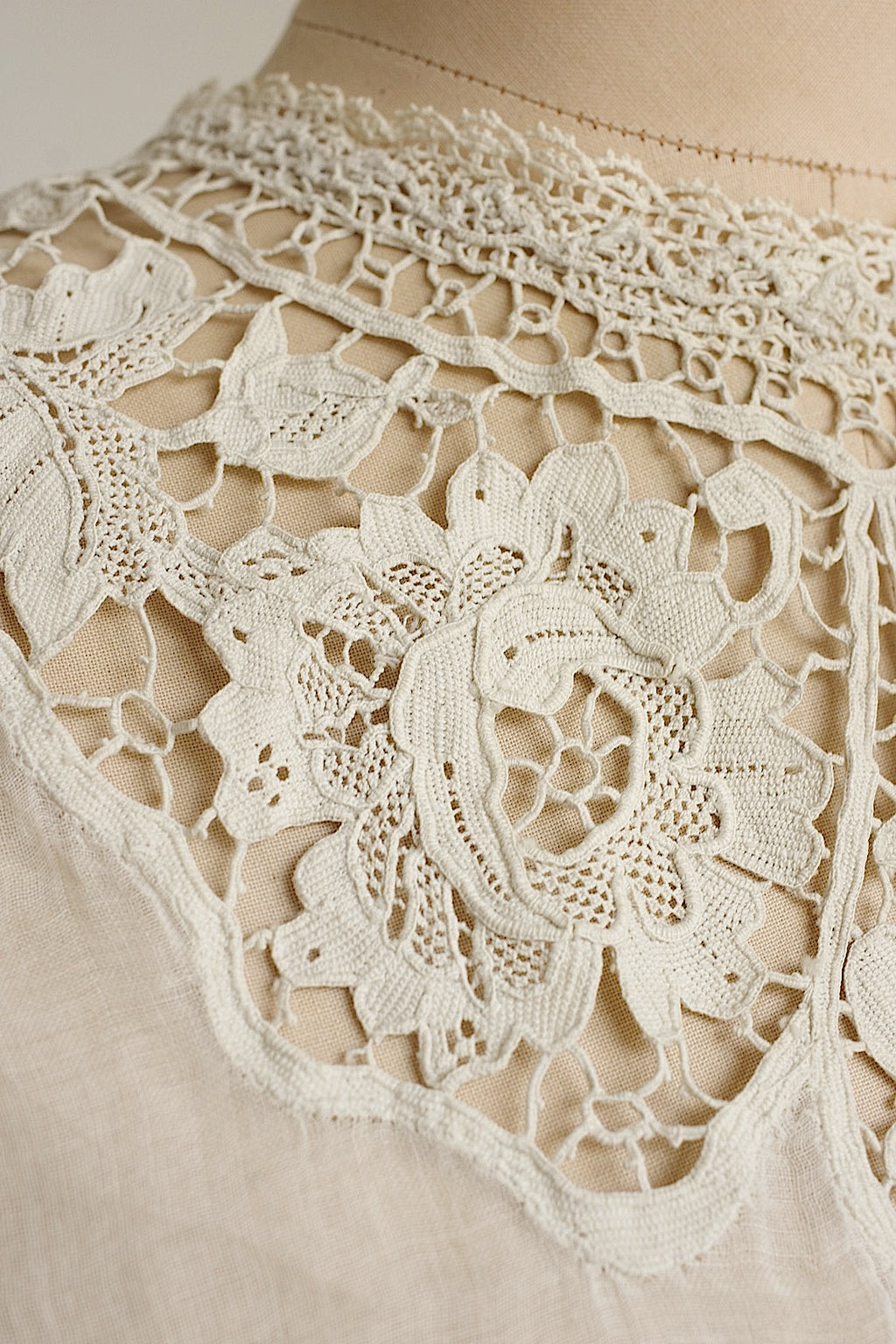 Antique Lace: Dentelle Ancienne Plastron