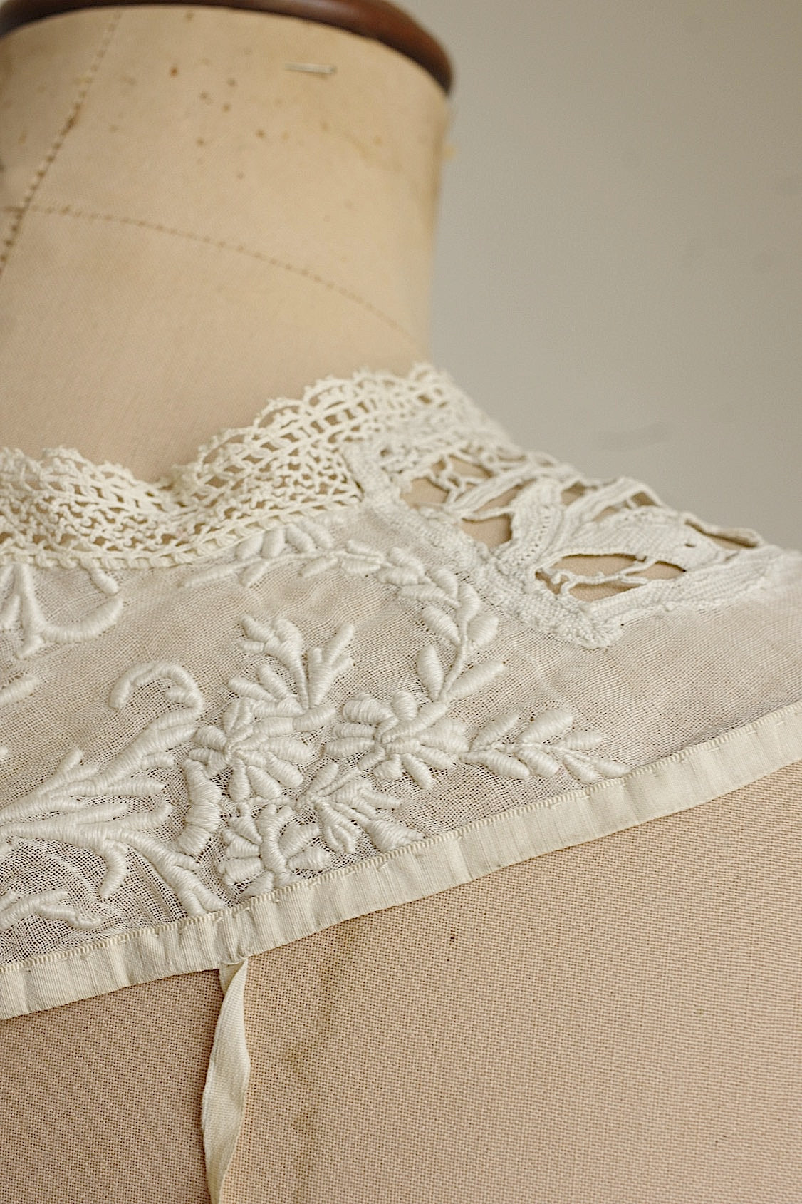 Antique Lace: Dentelle Ancienne Plastron