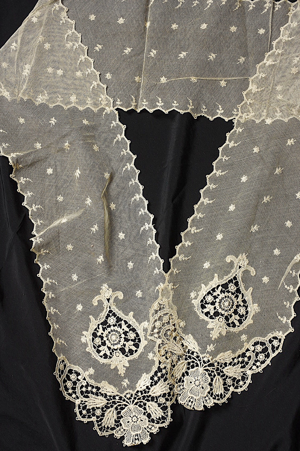 Antique Lace (dentelle ancienne) Tie 2