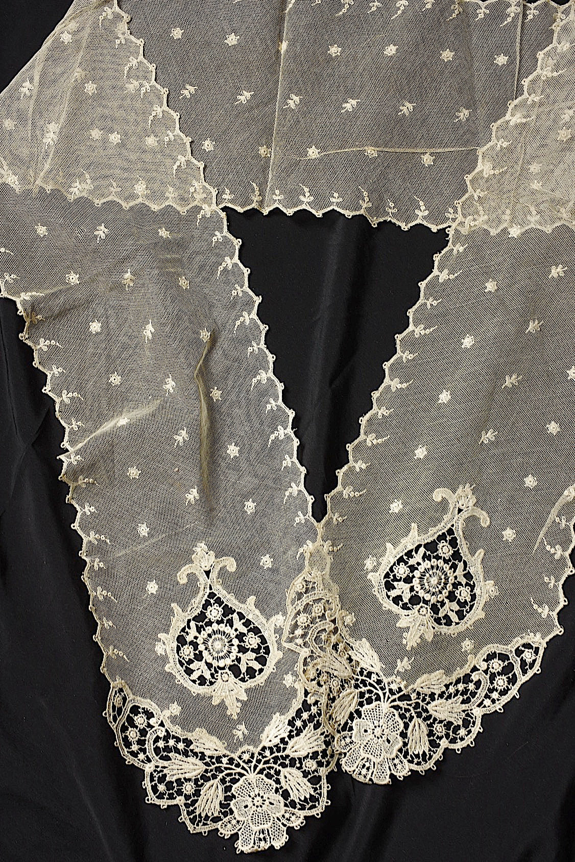 Antique Lace (dentelle ancienne) Tie 2