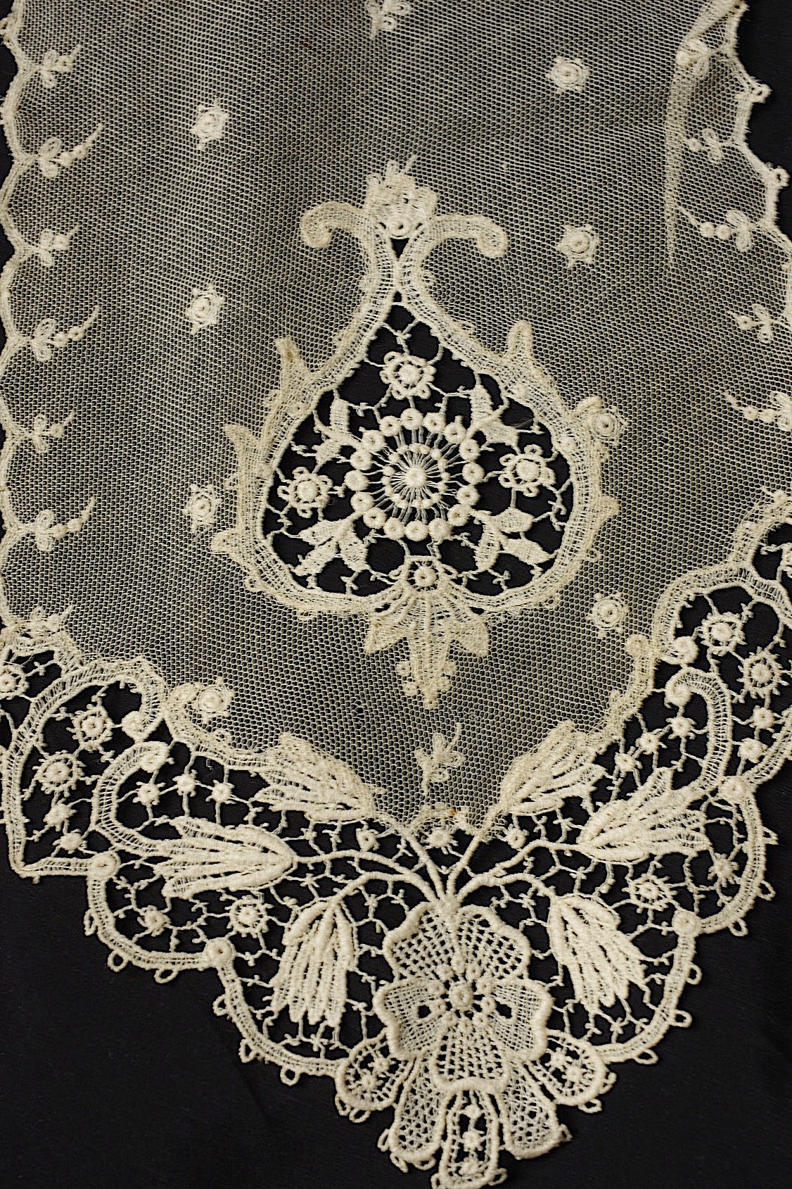 Antique Lace (dentelle ancienne) Tie 2