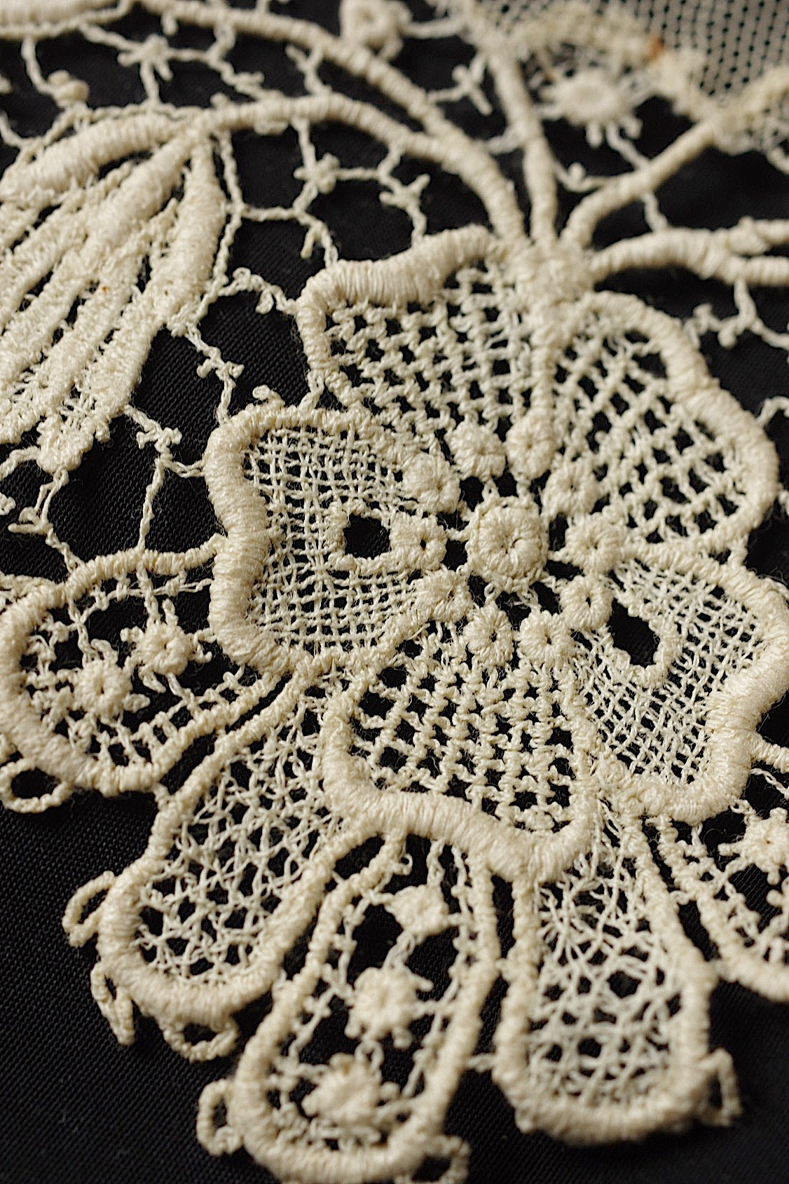 Antique Lace (dentelle ancienne) Tie 2