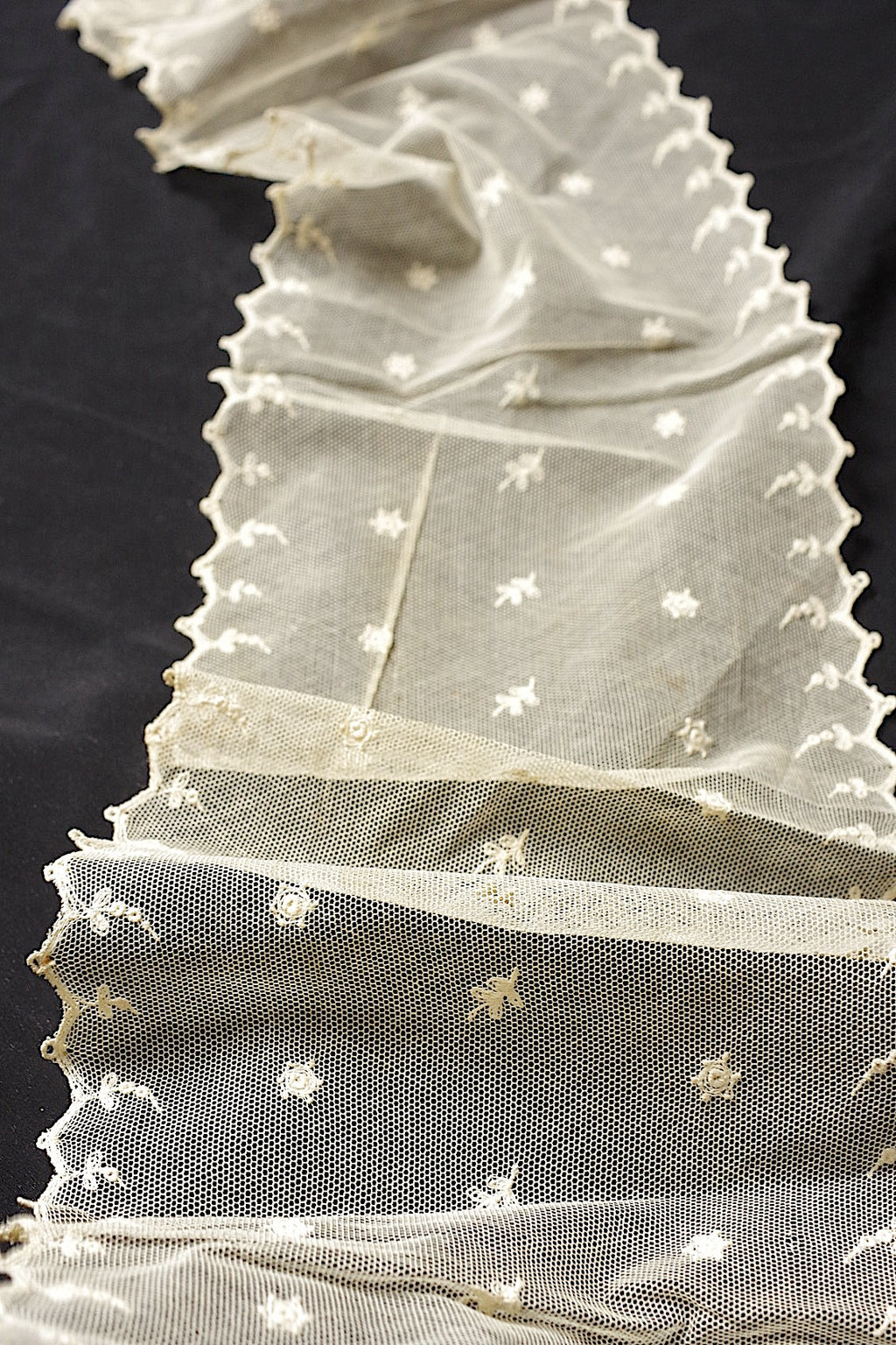 Antique Lace (dentelle ancienne) Tie 2