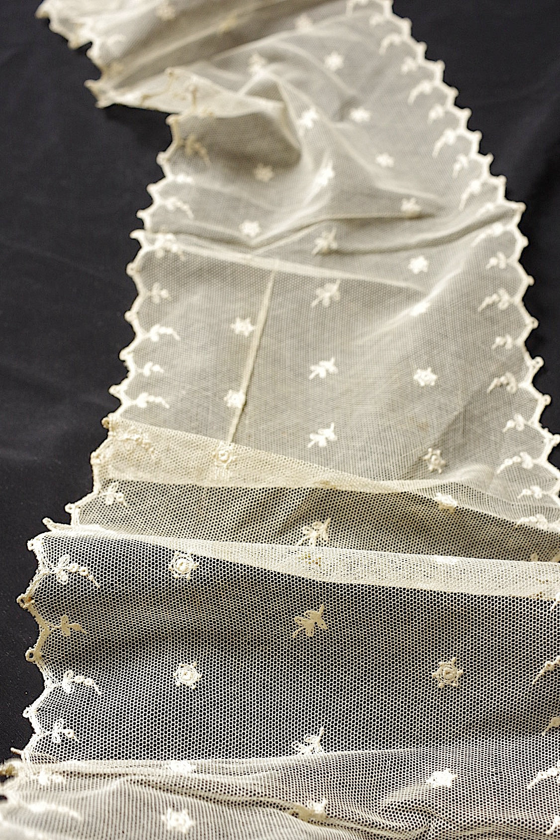 Antique Lace (dentelle ancienne) Tie 2