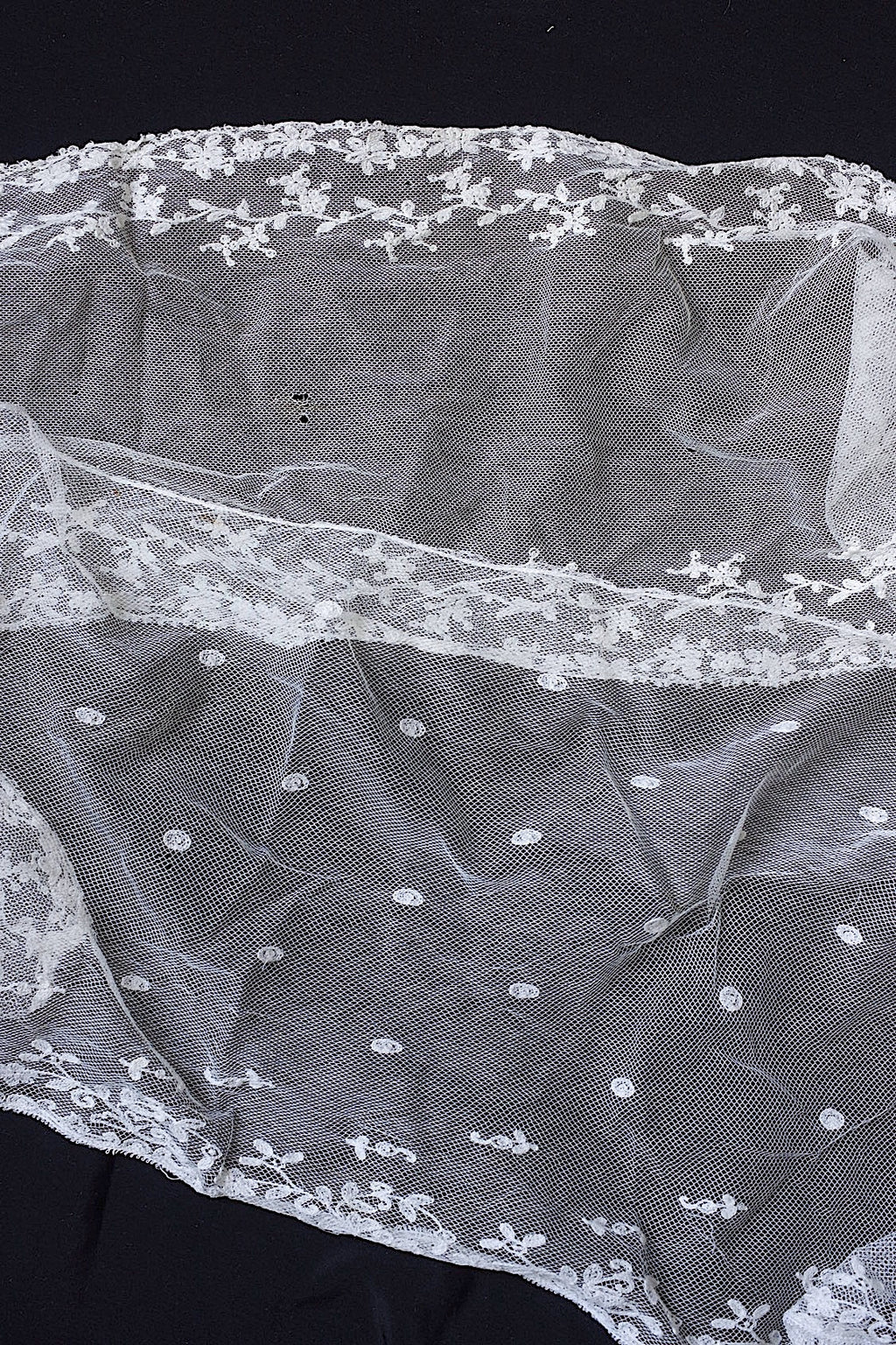 Dentelle ancienne : voile + chutes