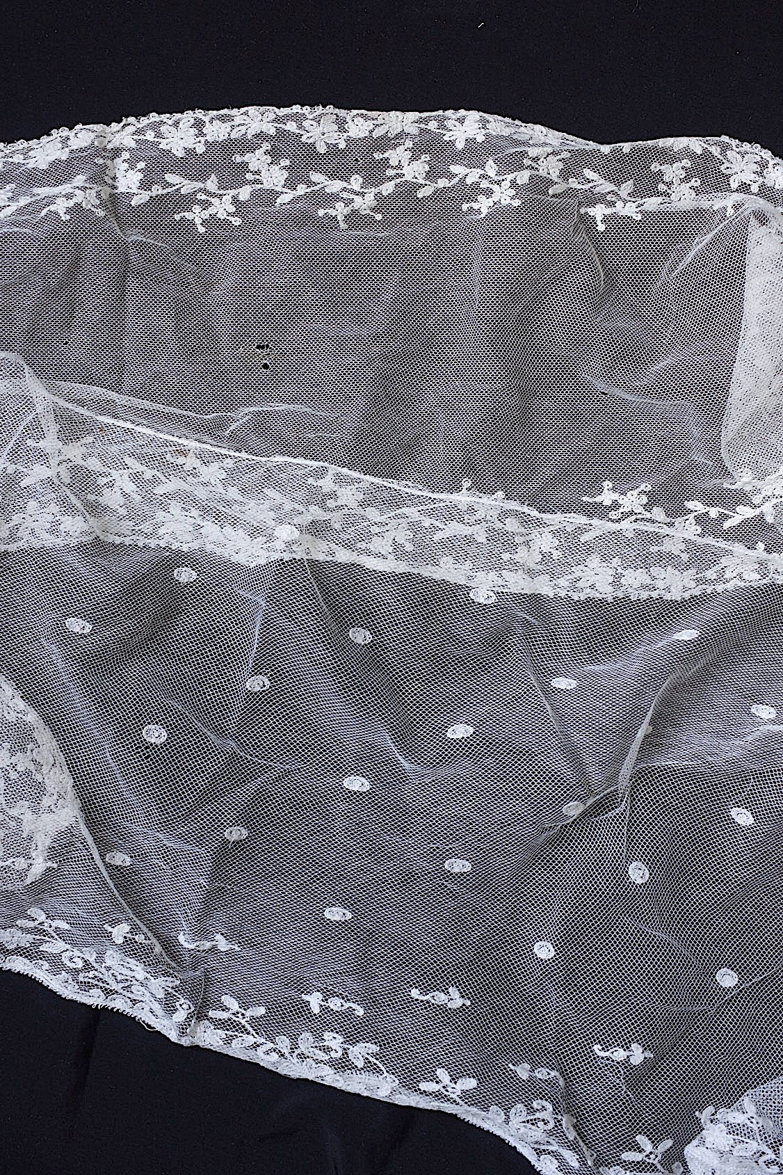 Dentelle ancienne : voile + chutes